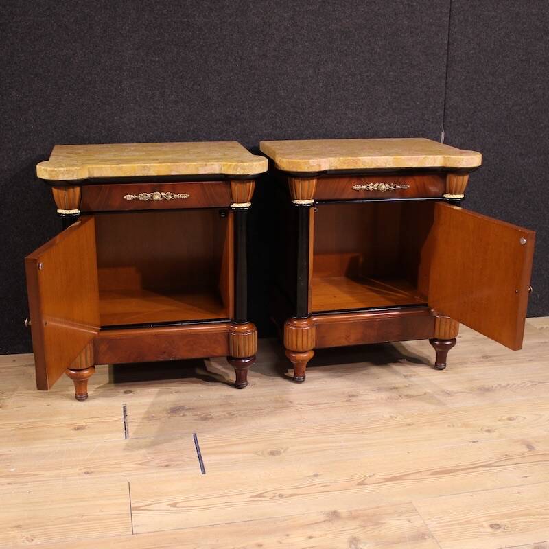 Paire de tables de chevet italiennes du 20e siècle avec plateau en marbre.