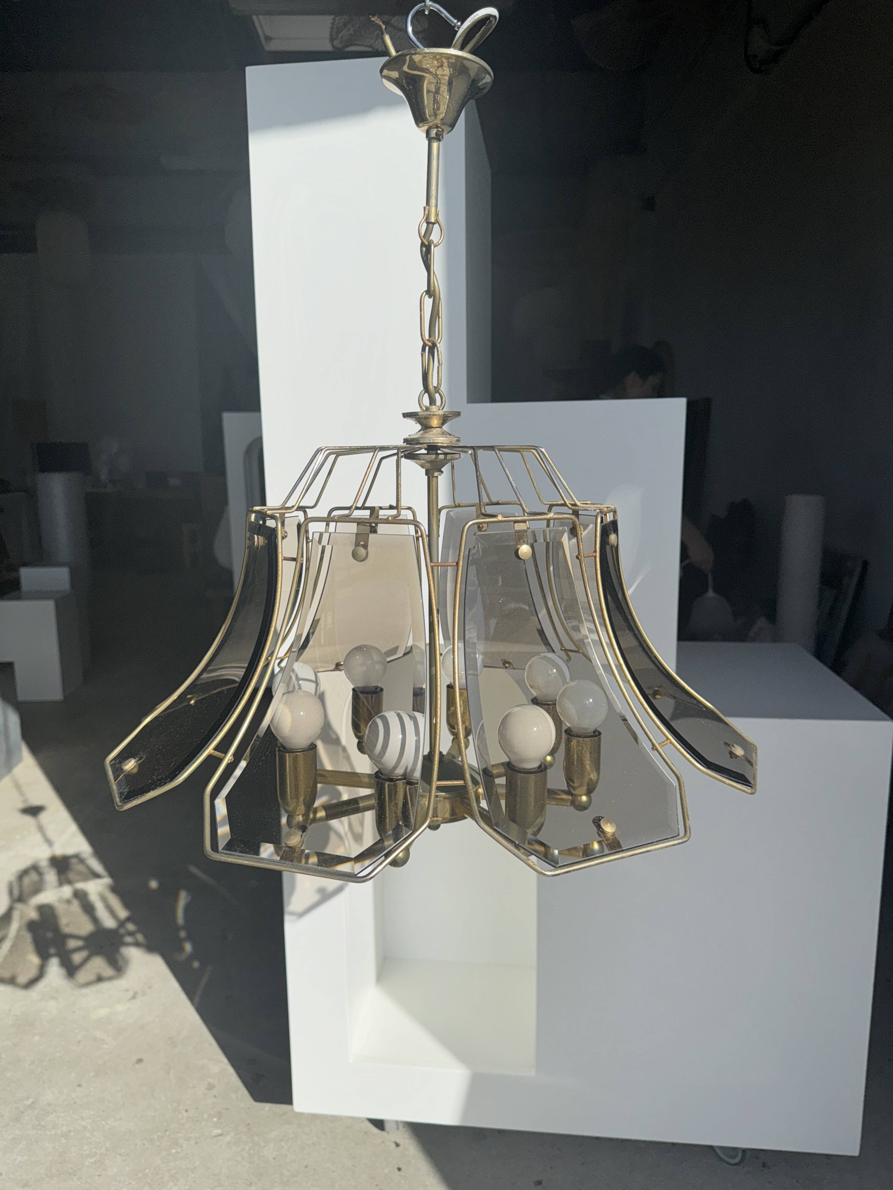 Grand lustre moderniste en métal et verre fumé pétales stylisés à 8 branches de lumières