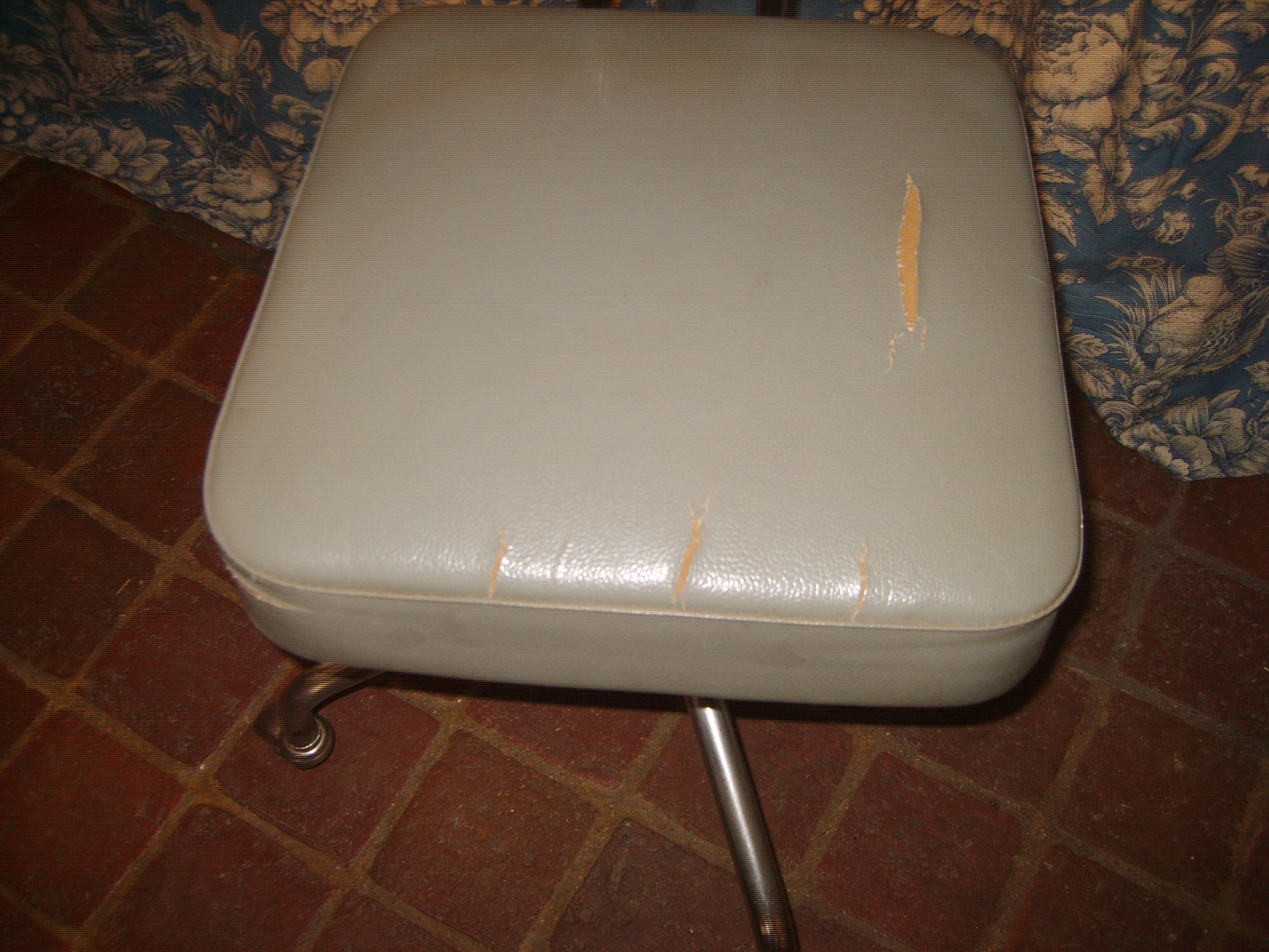 Ronéo-style wheel chair adjustable in height