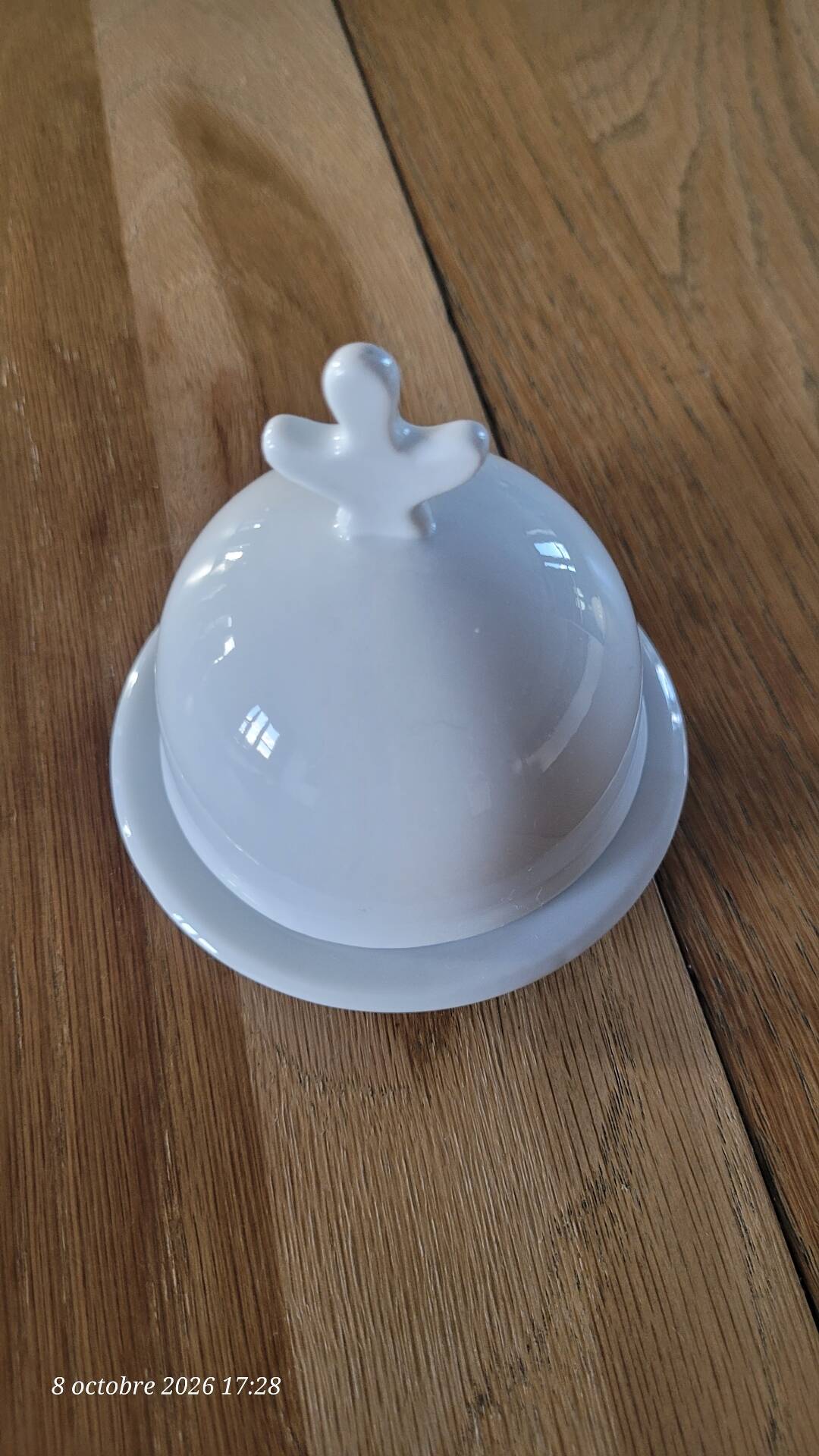Beurrier en porcelaine blanche avec sa cloche assortie