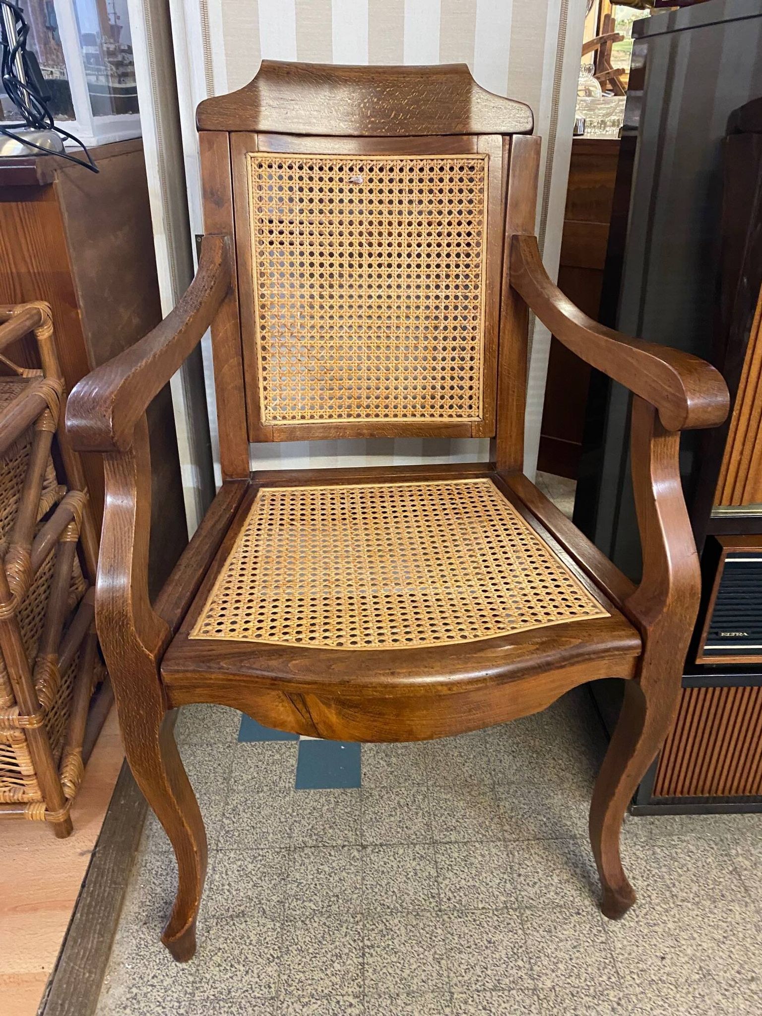 Fauteuil de barbier style Louis Philippe en hêtre assise et dossier en cannage