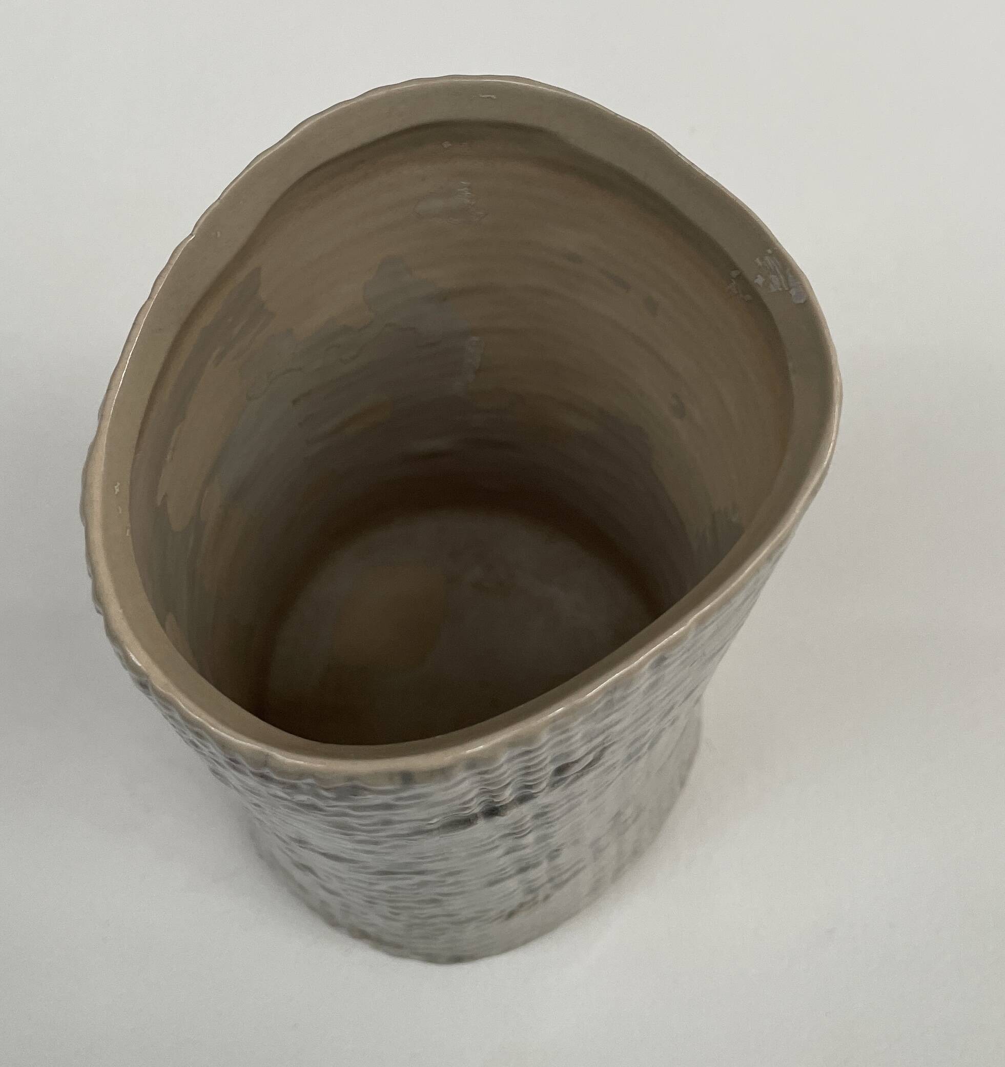 Textured artisanal vase – wabi-sabi / japandi ceramic