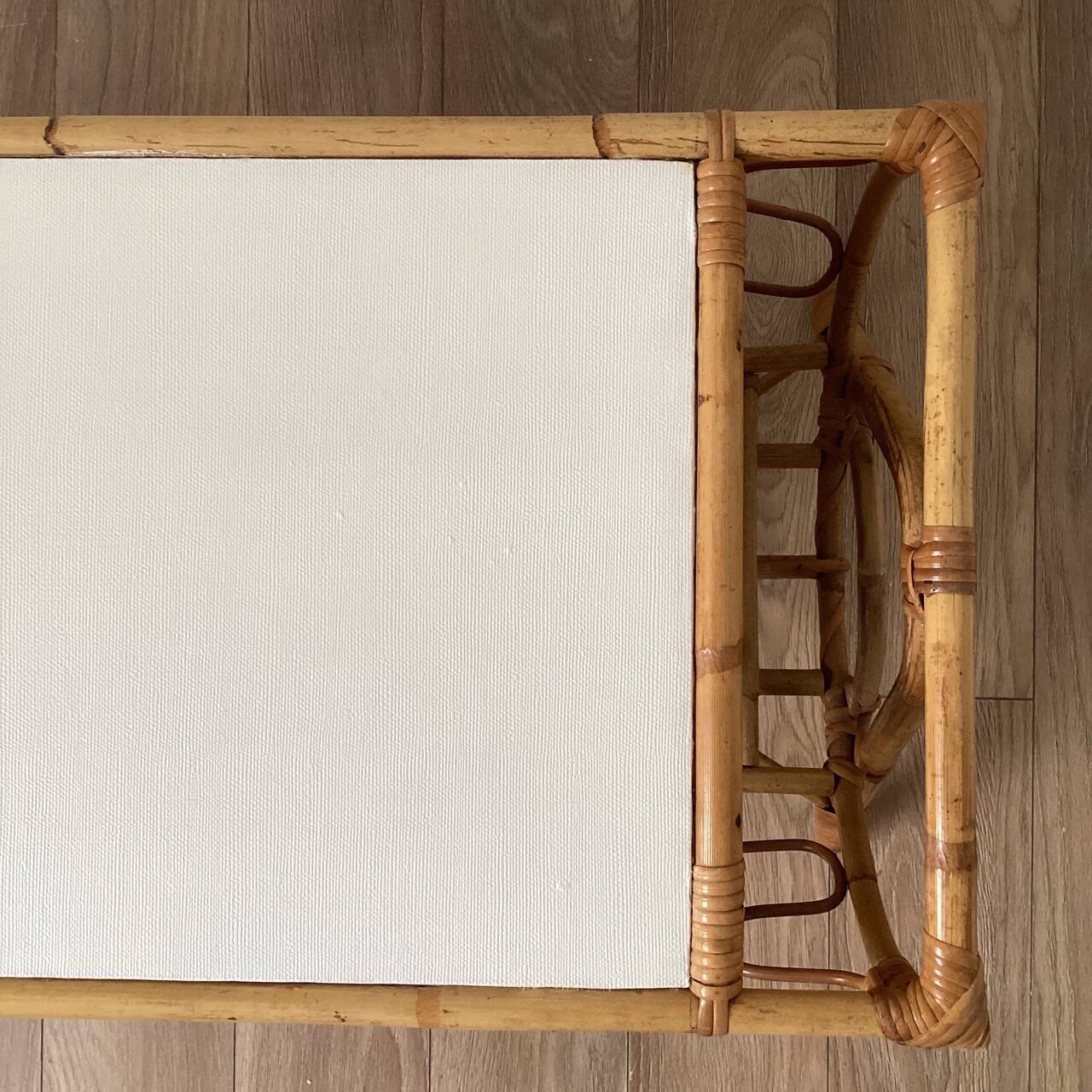 Tabler basse en rotin avec porte-revues