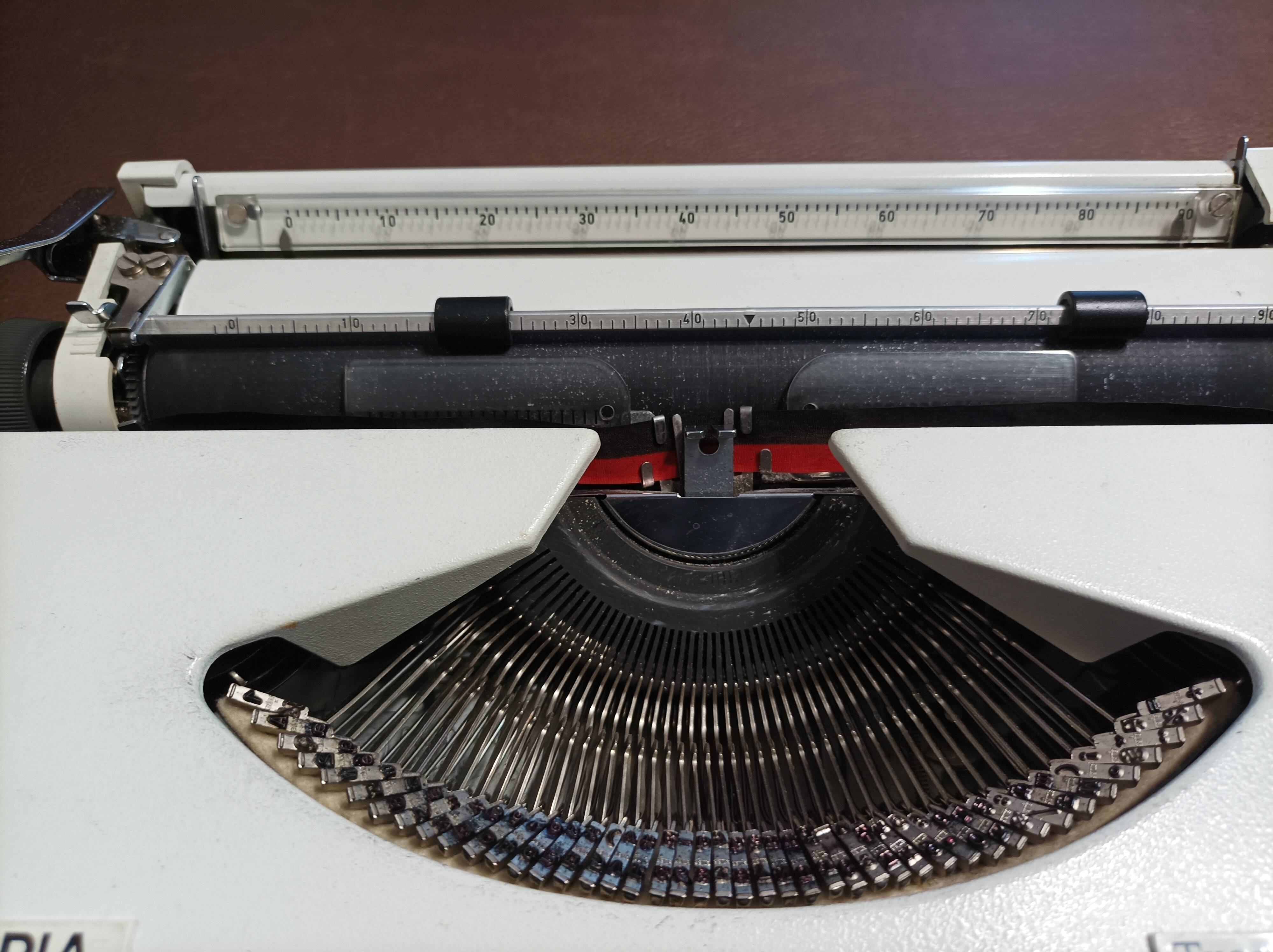 Olympia Traveler de Luxe white typewriter