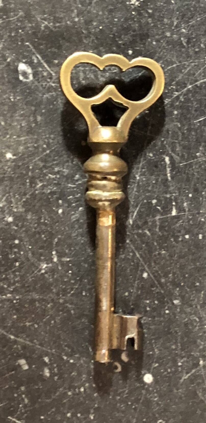 Alsatian armoire from 1878 in Pichepin – A unique and authentic piece