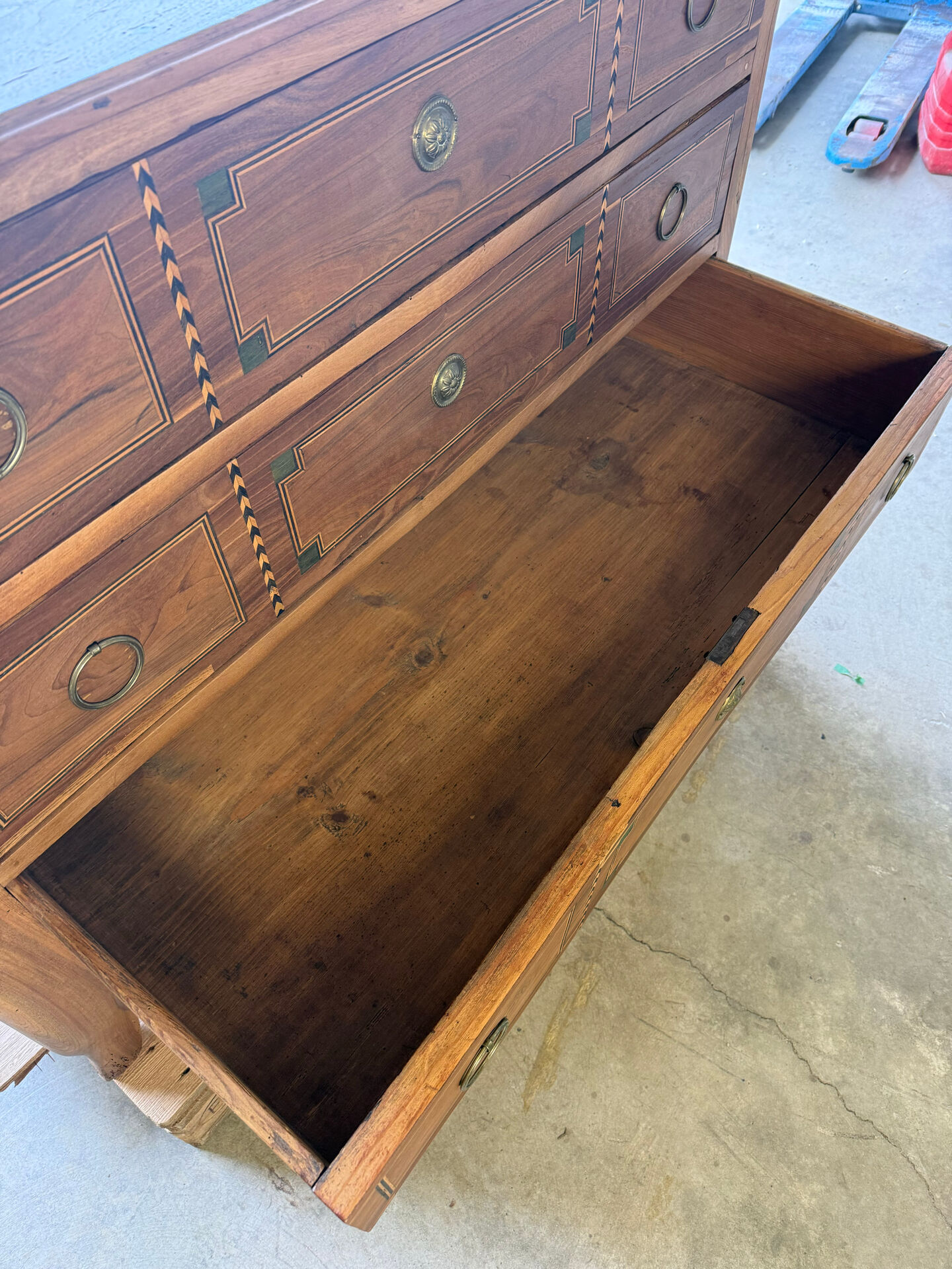 Pantaloon Chest