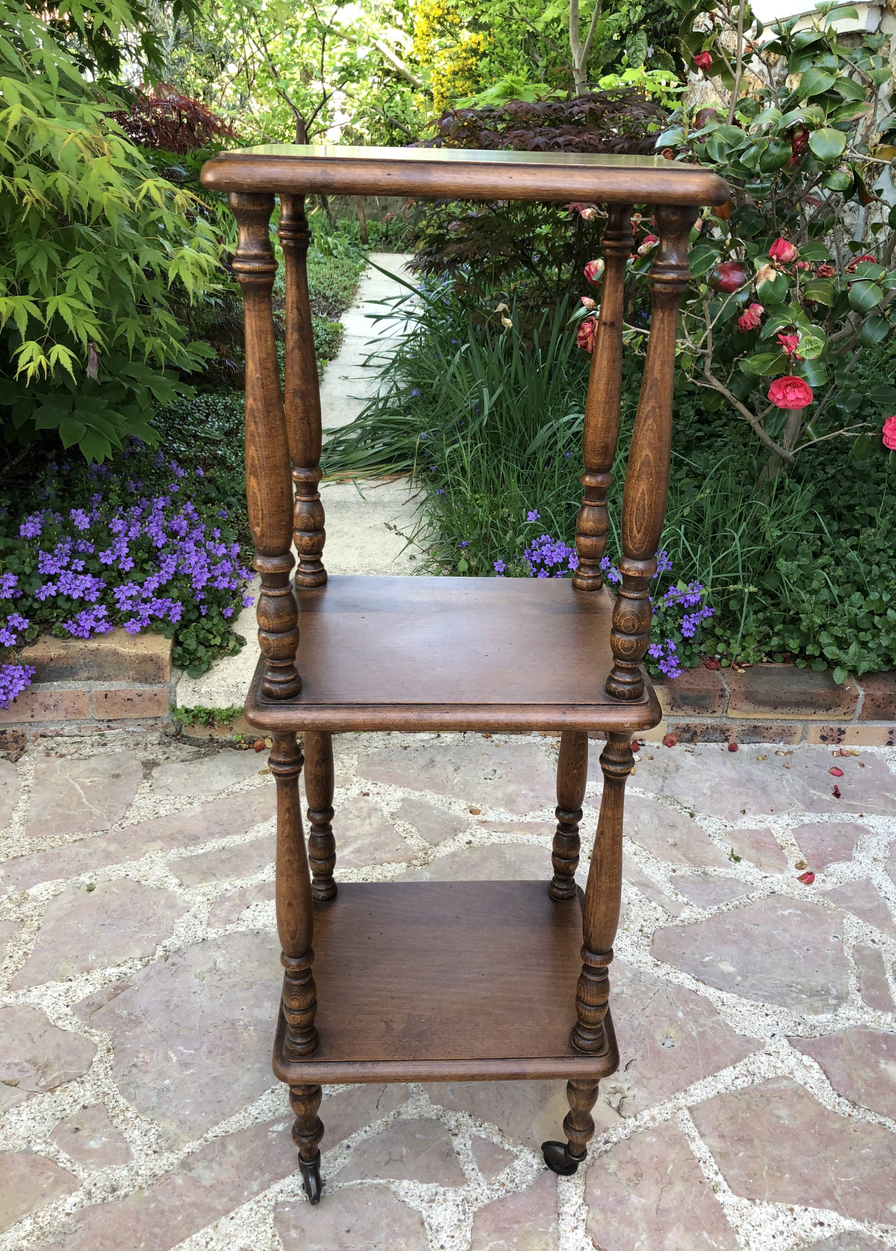 Étagère sur roulettes