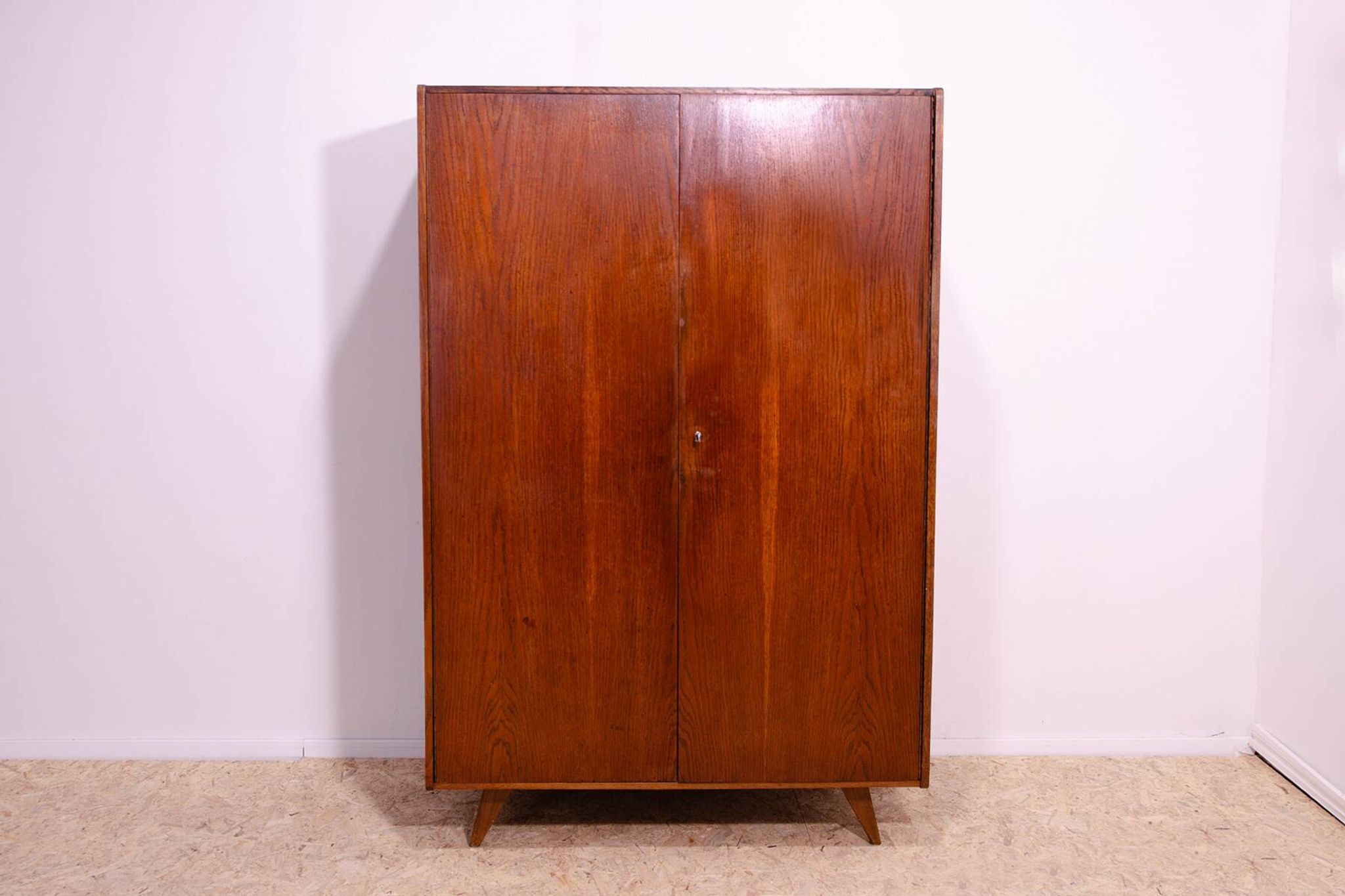 Elegant oak wardrobe U-450 by Jiří Jiroutek for Interiér Praha, 1960´s