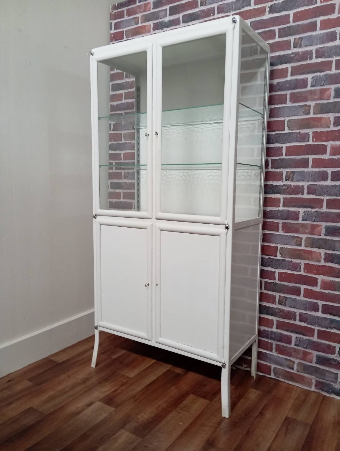 medicine cabinet / pharmacy