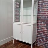 medicine cabinet / pharmacy