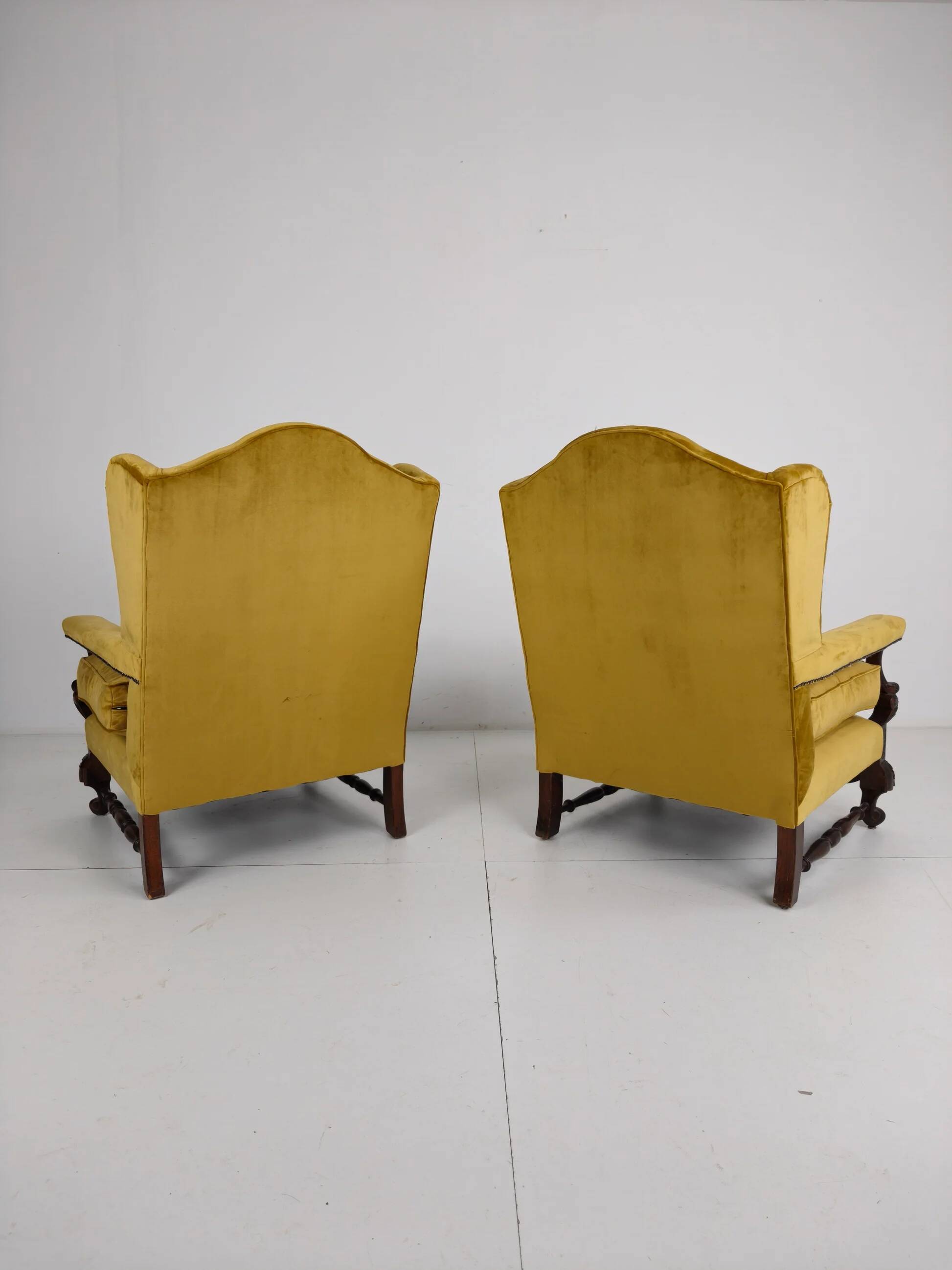Paire de fauteuils en noyer sculpté du XIXe siècle – motifs floraux – revêtement en velours