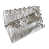 Paire de taies d'oreiller en percale brodées festons et marguerites 1960