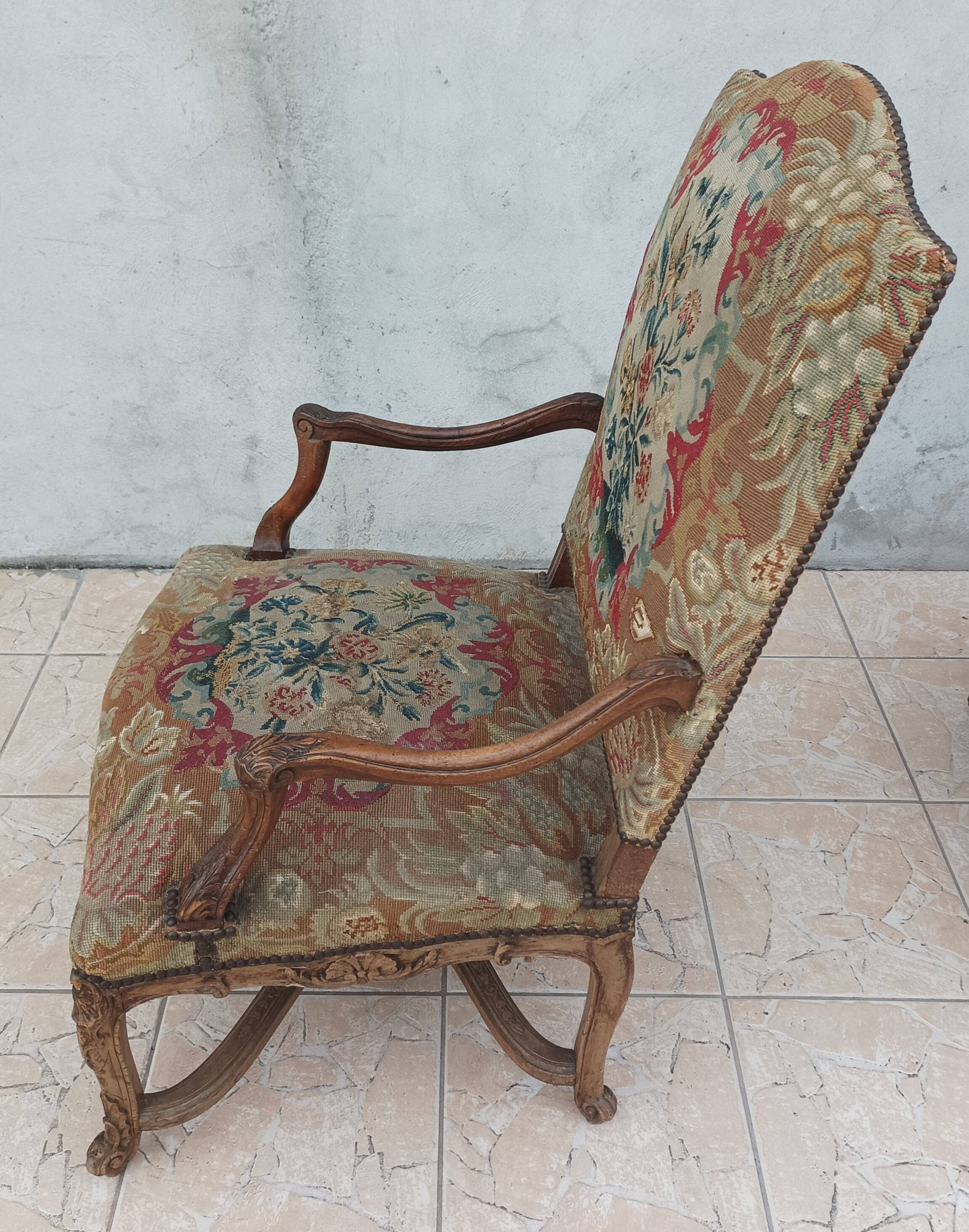 Paire de fauteuils Régence en noyer sculpté