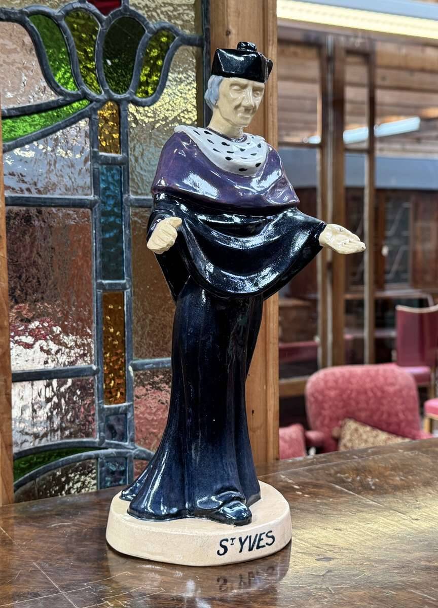 Saint Yves in Quimper faience from the 1930s by Jos Kervella.