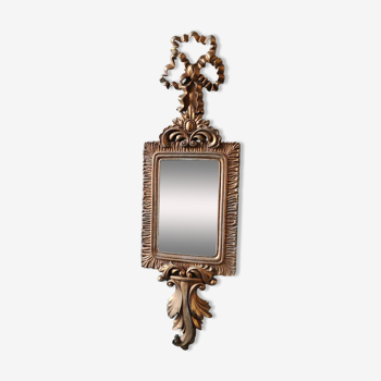 Louis XVI/Baroque style rectangular mirror. In polyresin with golden patina/Cérusée. Fronton knot. Dim. 47 x 14 cm