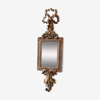 Miroir rectangulaire de style Louis XVI/Baroque. En polyrésine patine dorée/Cérusée. Noeud en fronton. Dim. 47 x 14 cm