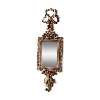 Louis XVI/Baroque style rectangular mirror. In polyresin with golden patina/Cérusée. Fronton knot. Dim. 47 x 14 cm