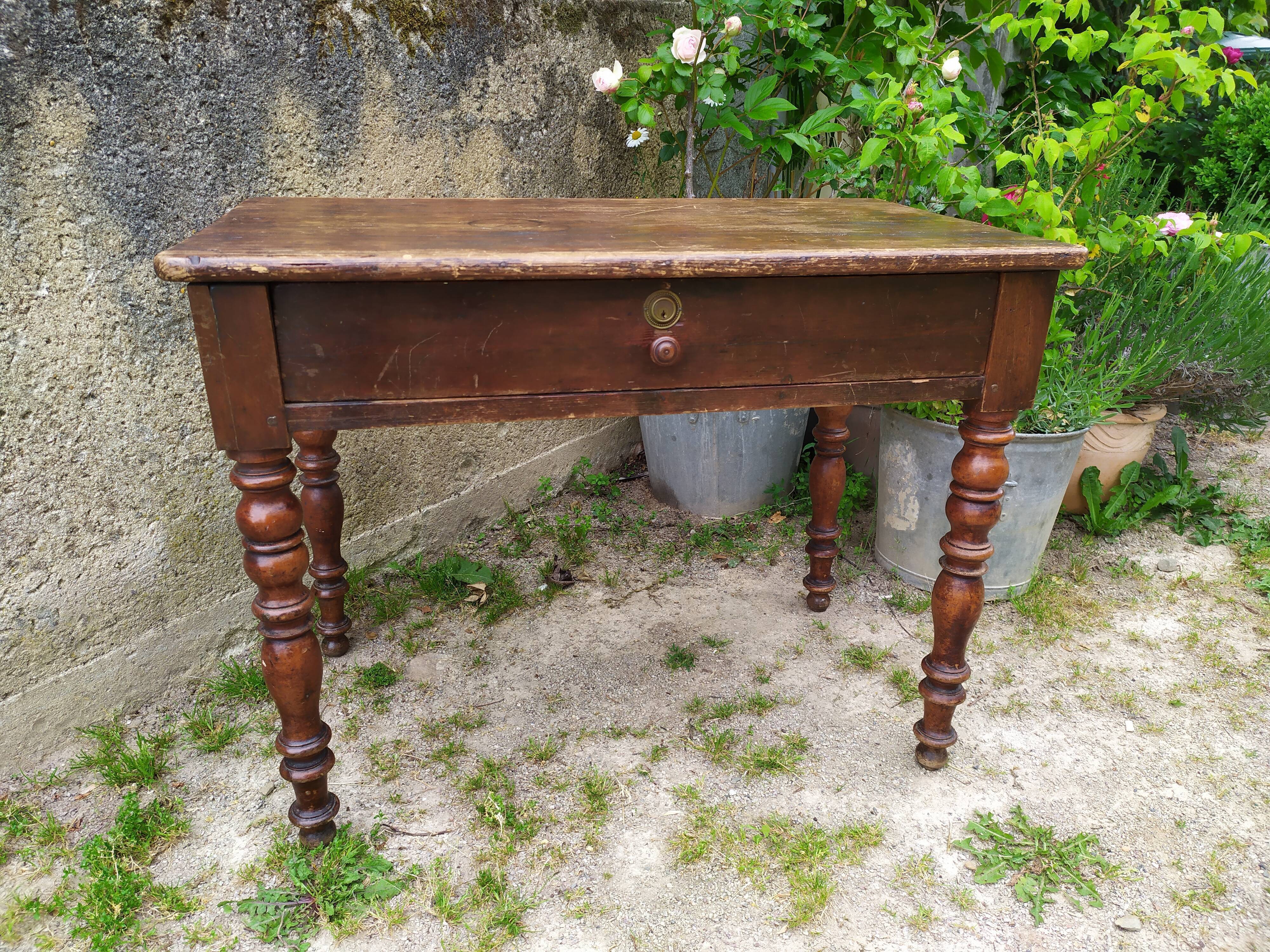 Desk with turned legs