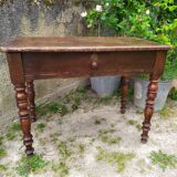 Desk with turned legs