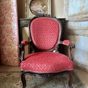 Napoleon III medallion armchair in carved wood and red velvet.