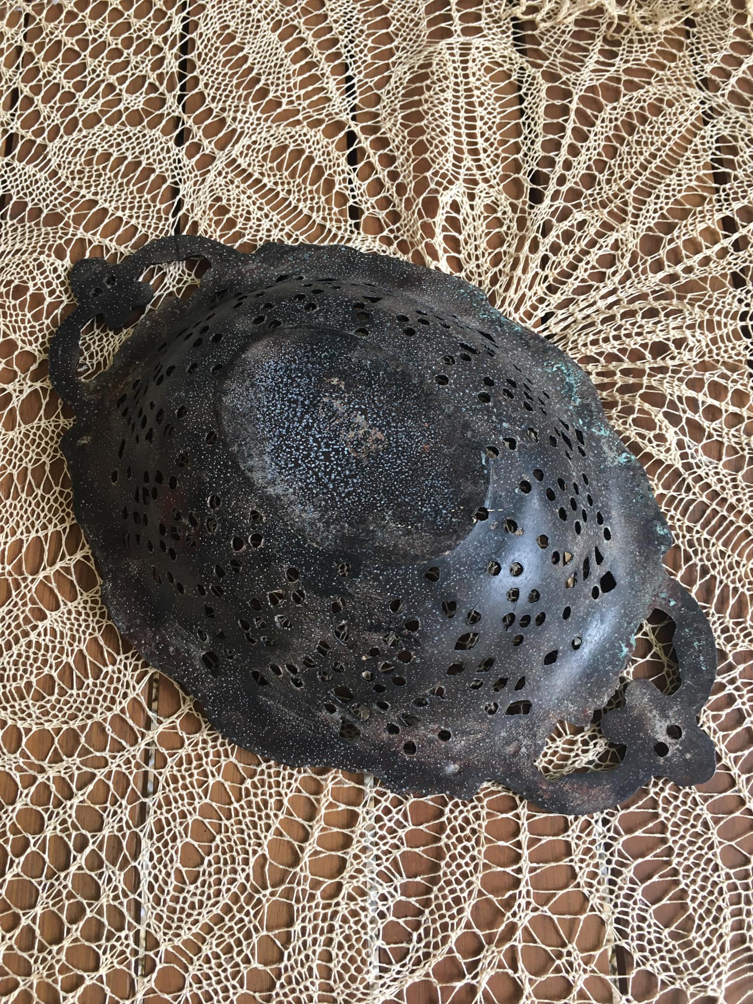 Fruit basket or bread in metal worked lace effect. Black color