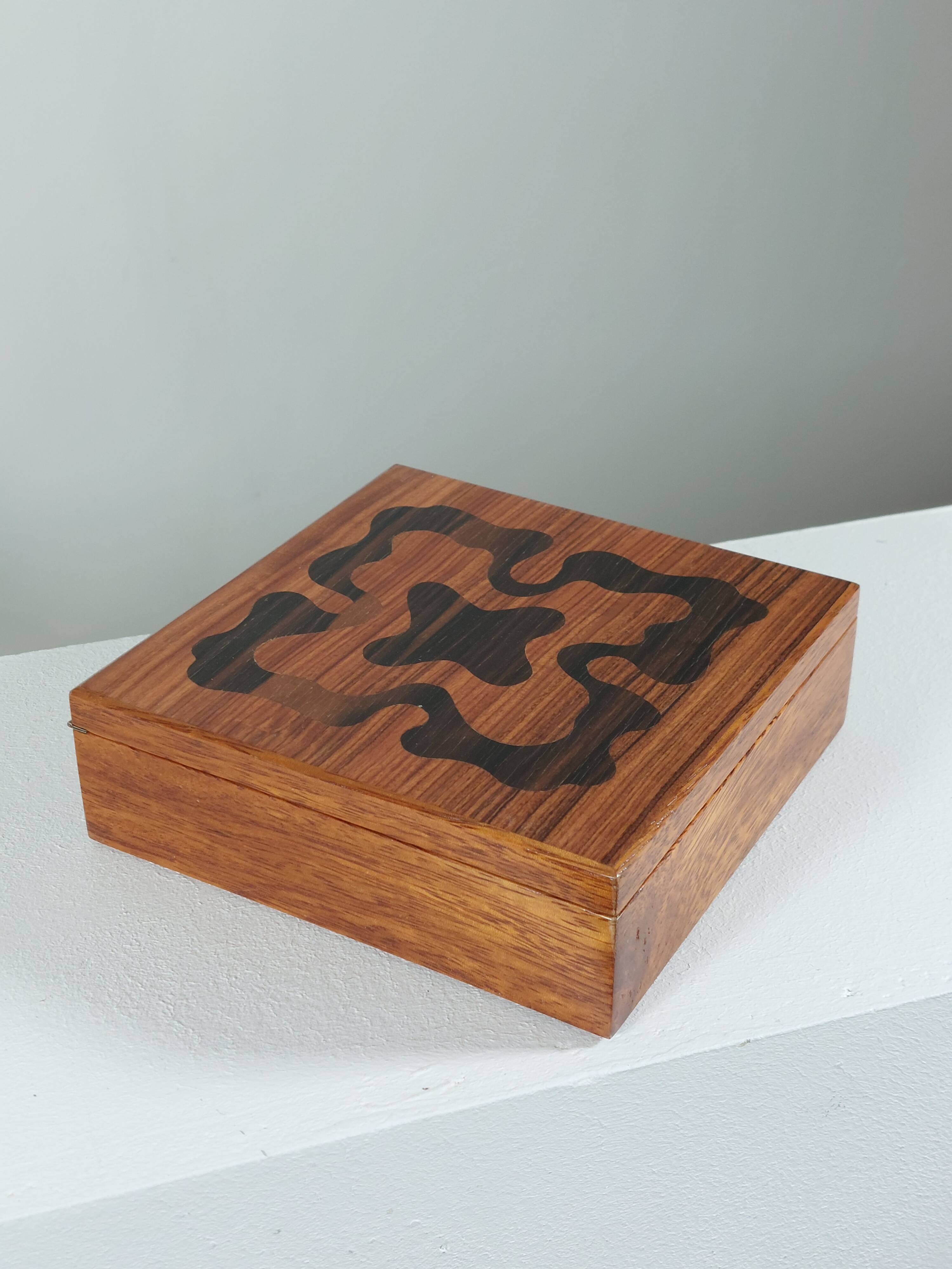 Boîte en bois vintage faite à la main avec des incrustations