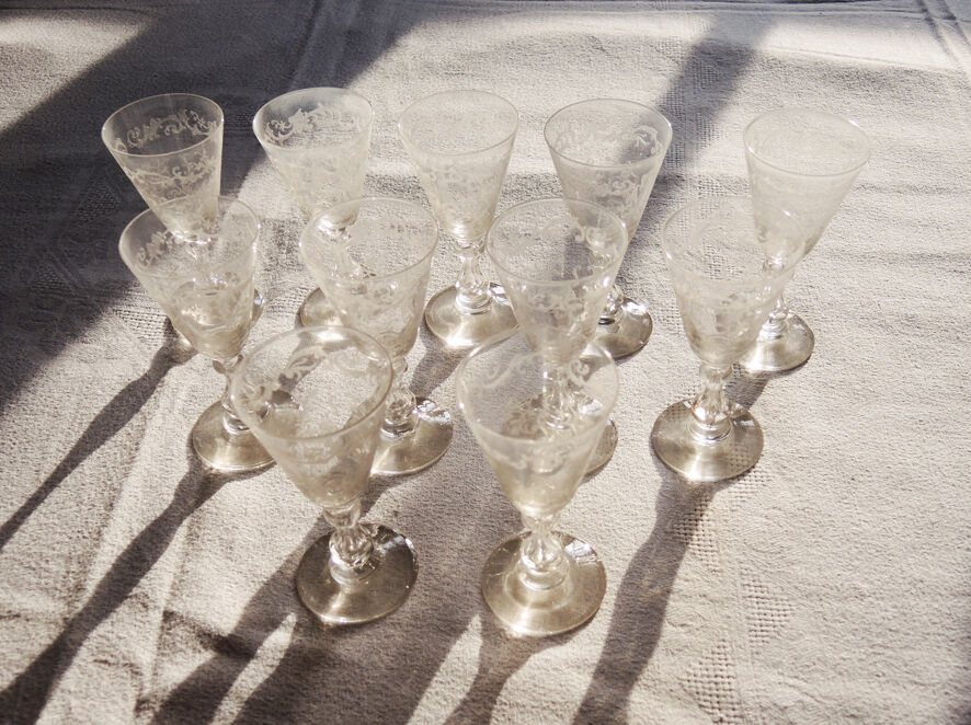 Former service of 30 engraved crystal foot glasses