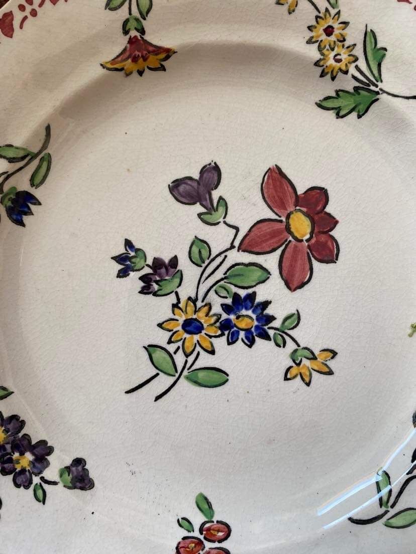 7 hand-painted flowered dinner plates.