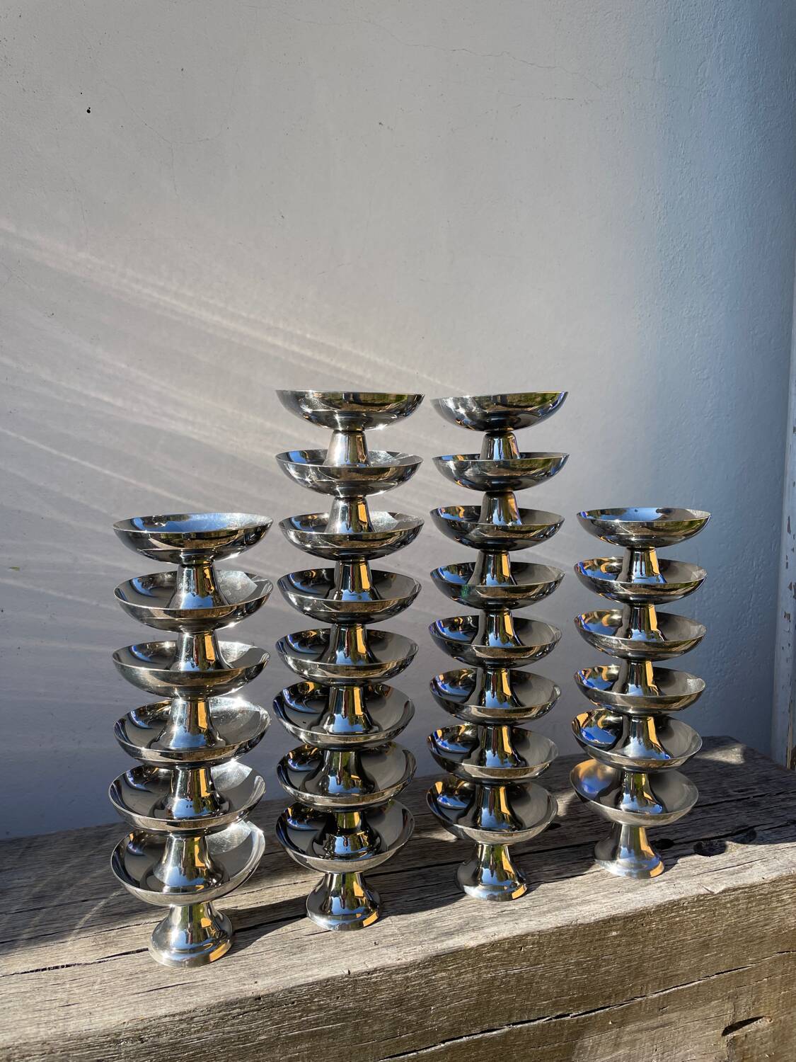 28 coupelles en inox 1970 signé Guy Degrenne