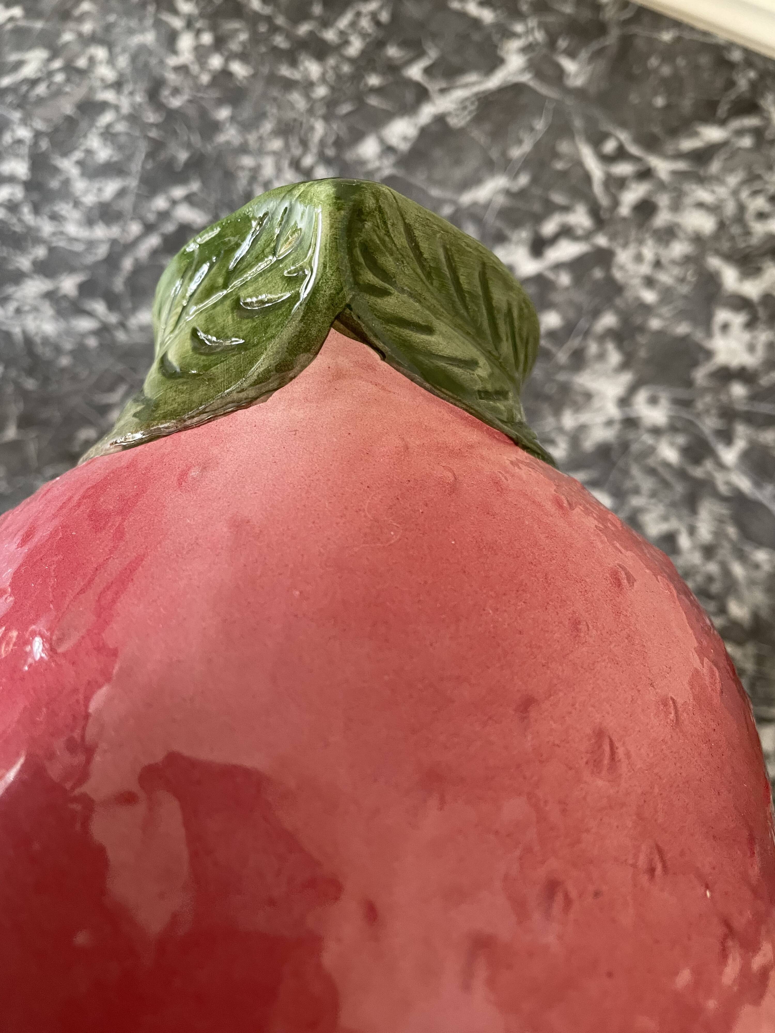 Strawberry-shaped slurry pitcher