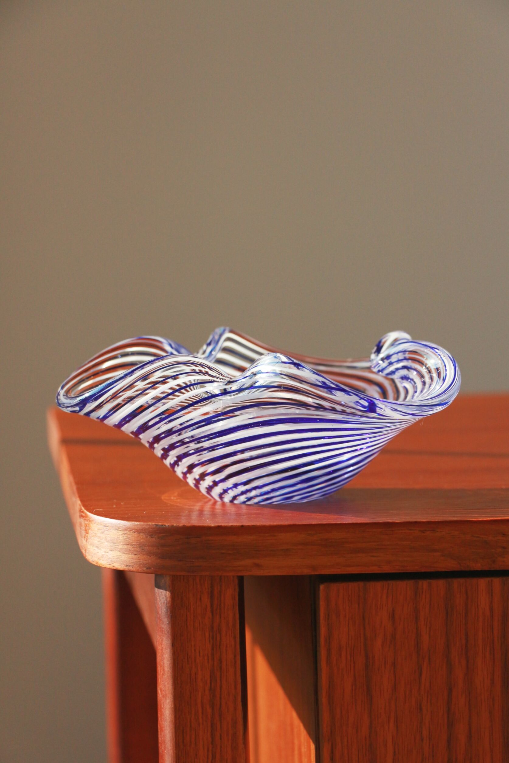 Empty pocket - blue/white - murano glass
