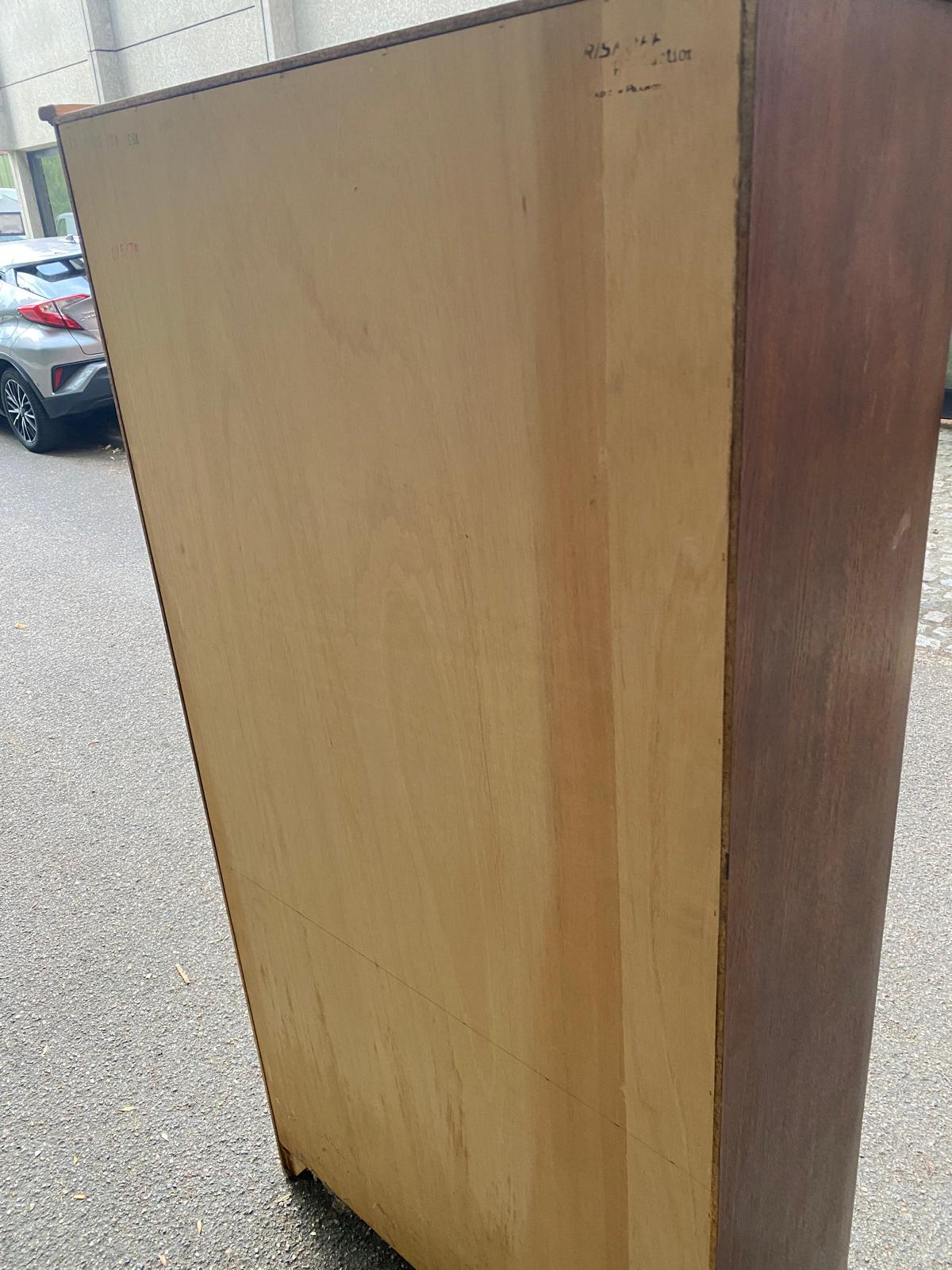 Vitrine Louis XV en bois signée Riskoff
