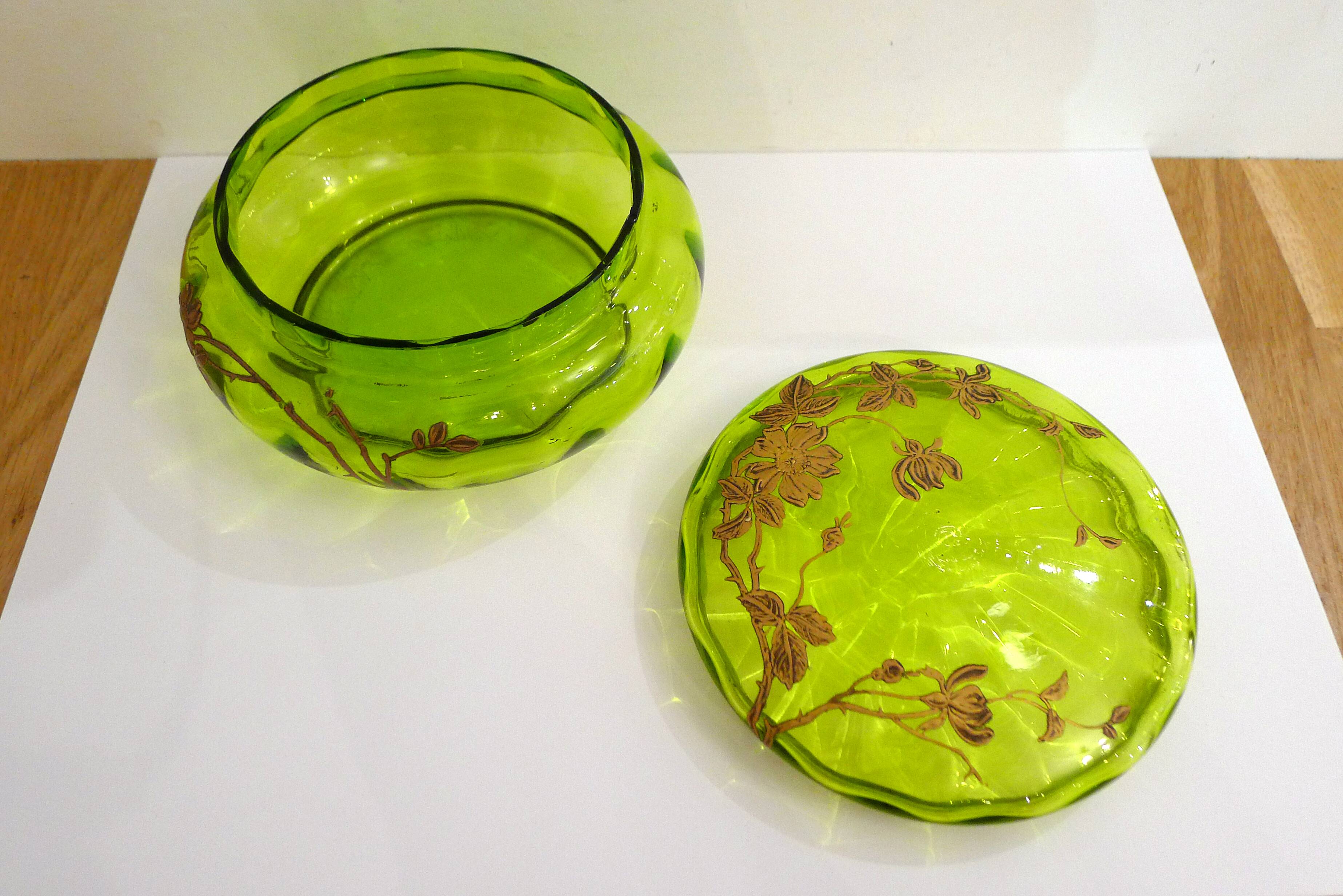 Bonbonnière ancienne en verre vert et fleurs dorées