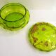 Bonbonnière ancienne en verre vert et fleurs dorées