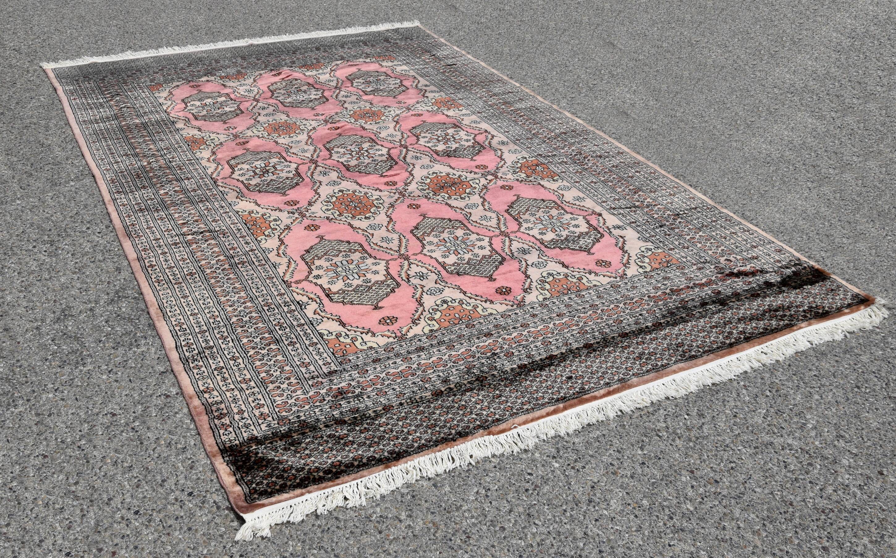 Oriental rug from Pakistan: 1.83 X 2.75 meters. Handmade