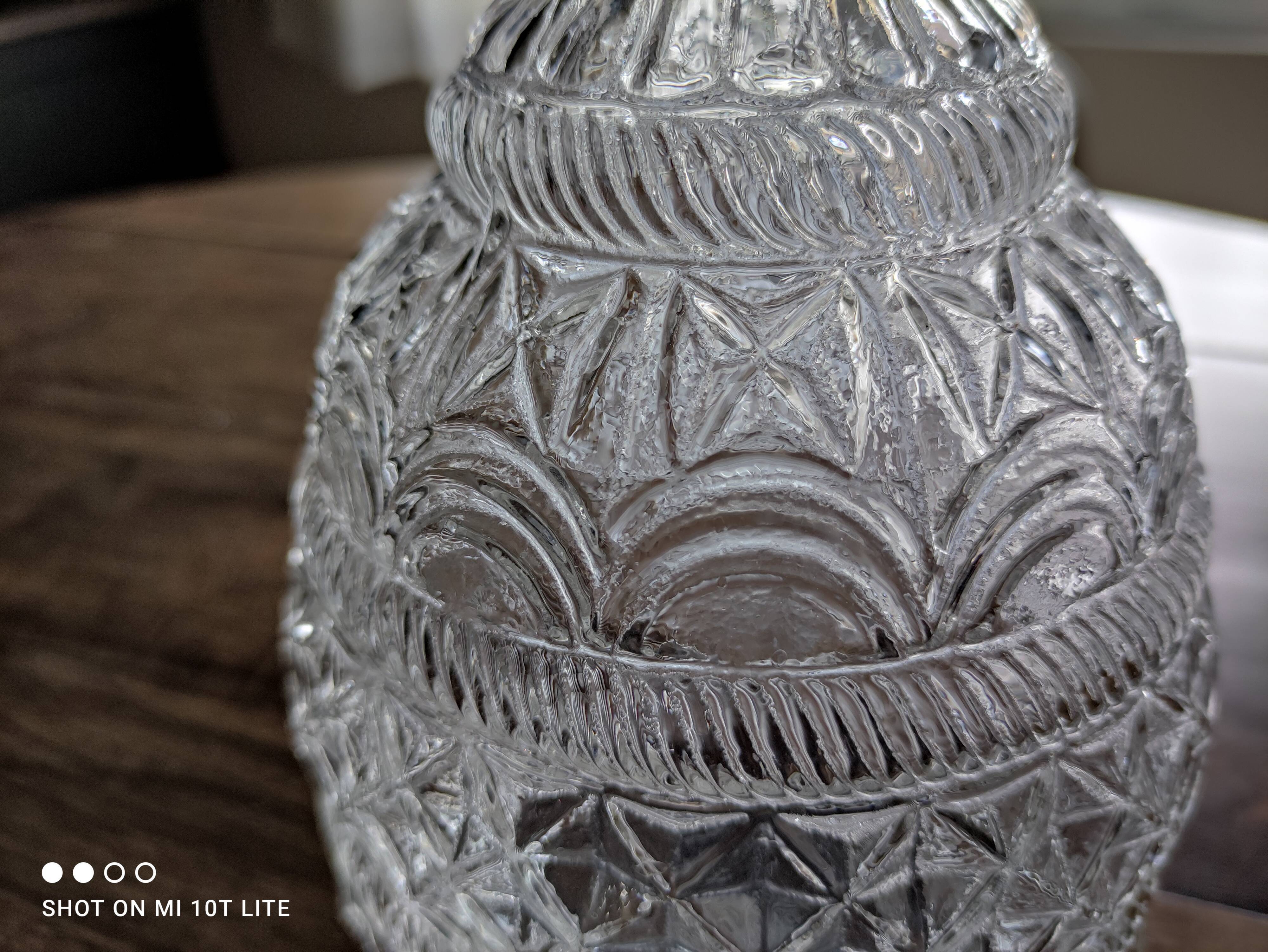 Round molded glass decanter with cap