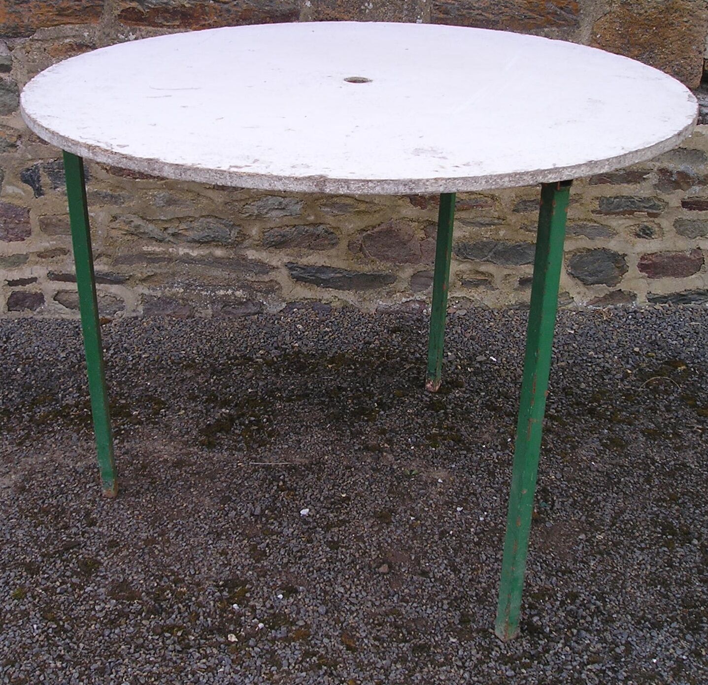 Table de jardin ronde à piètement métal tripode et plateau amovible en aggloméré