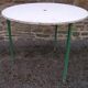 Table de jardin ronde à piètement métal tripode et plateau amovible en aggloméré