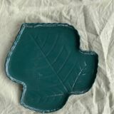 Two dishes empty pocket slurry, biscuits in the shape of vintage green leaf