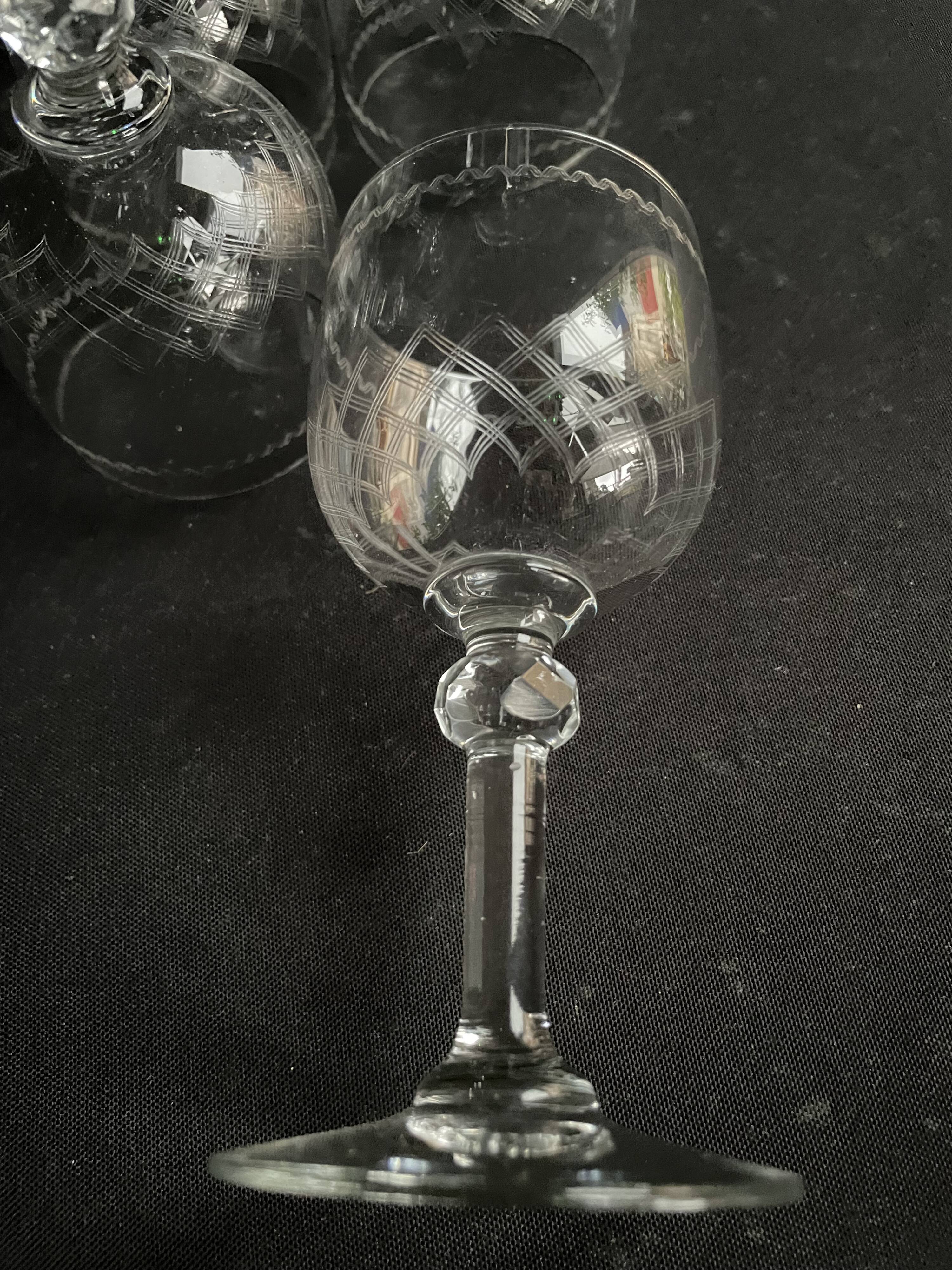7 wine glasses – Blown, cut and guilloché glass