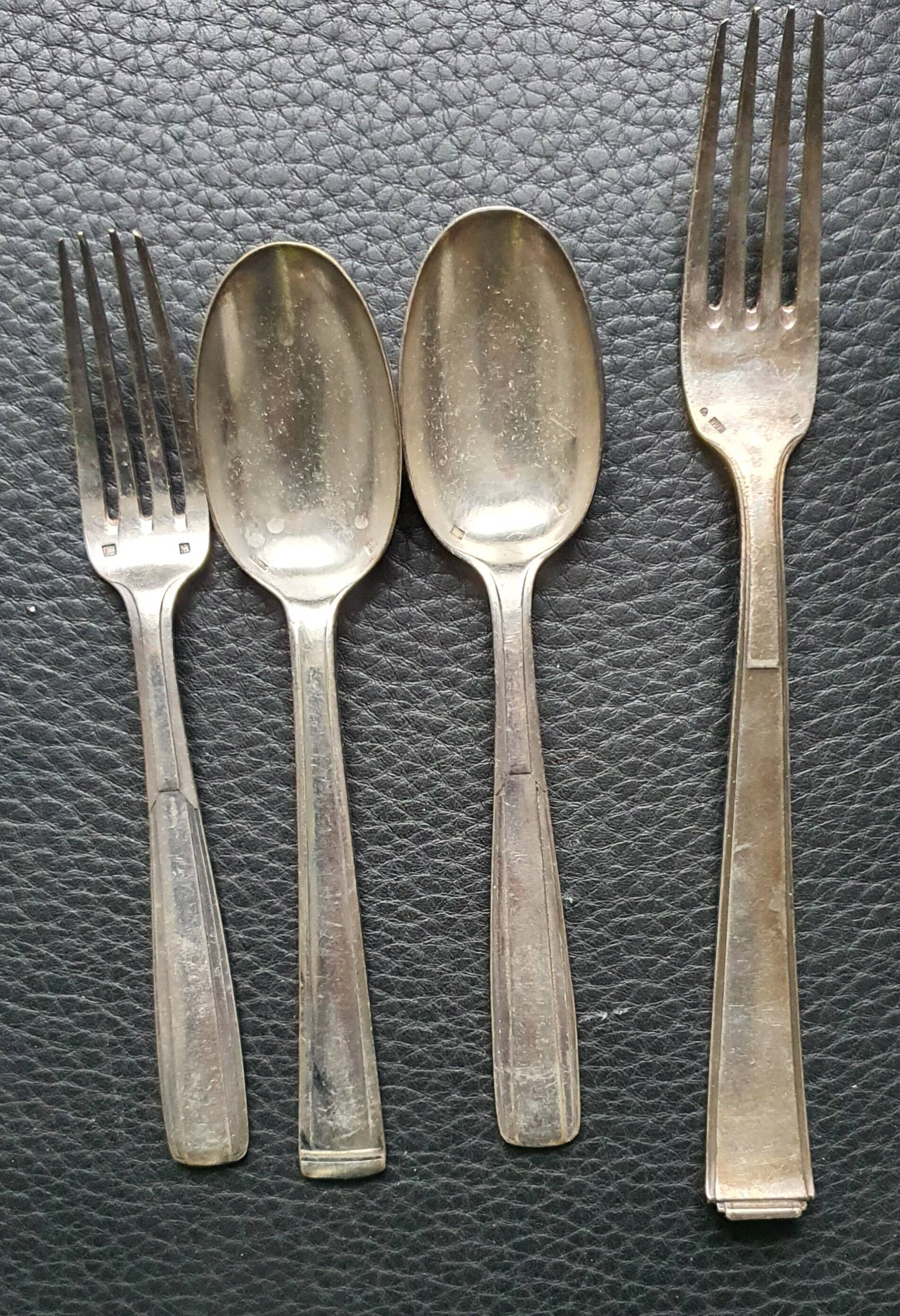 Ensemble 2 cuillers et 2 fourchettes en argent