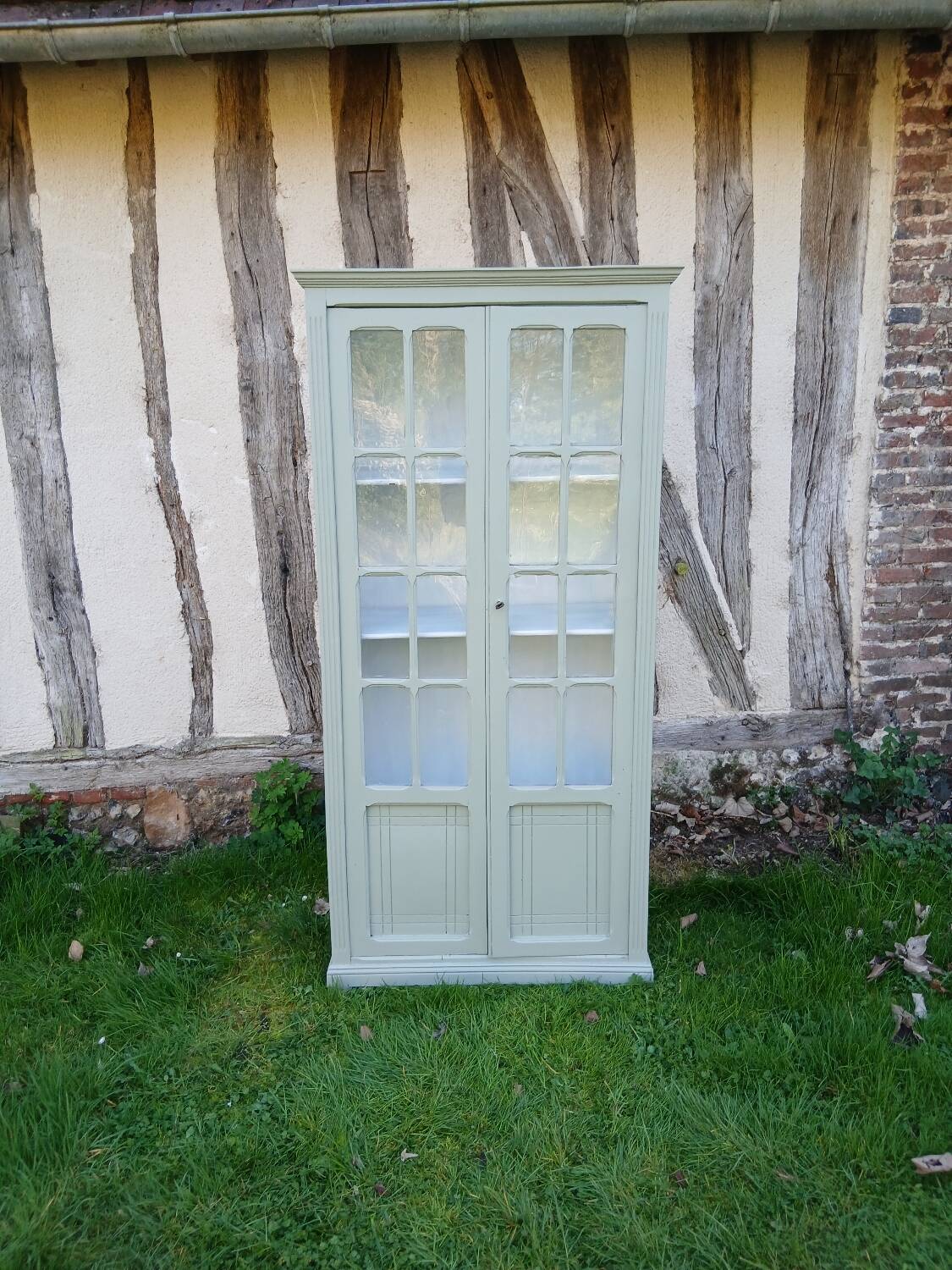 Parisian style display cabinet with 2 doors and 3 shelves in Luxembourg green.