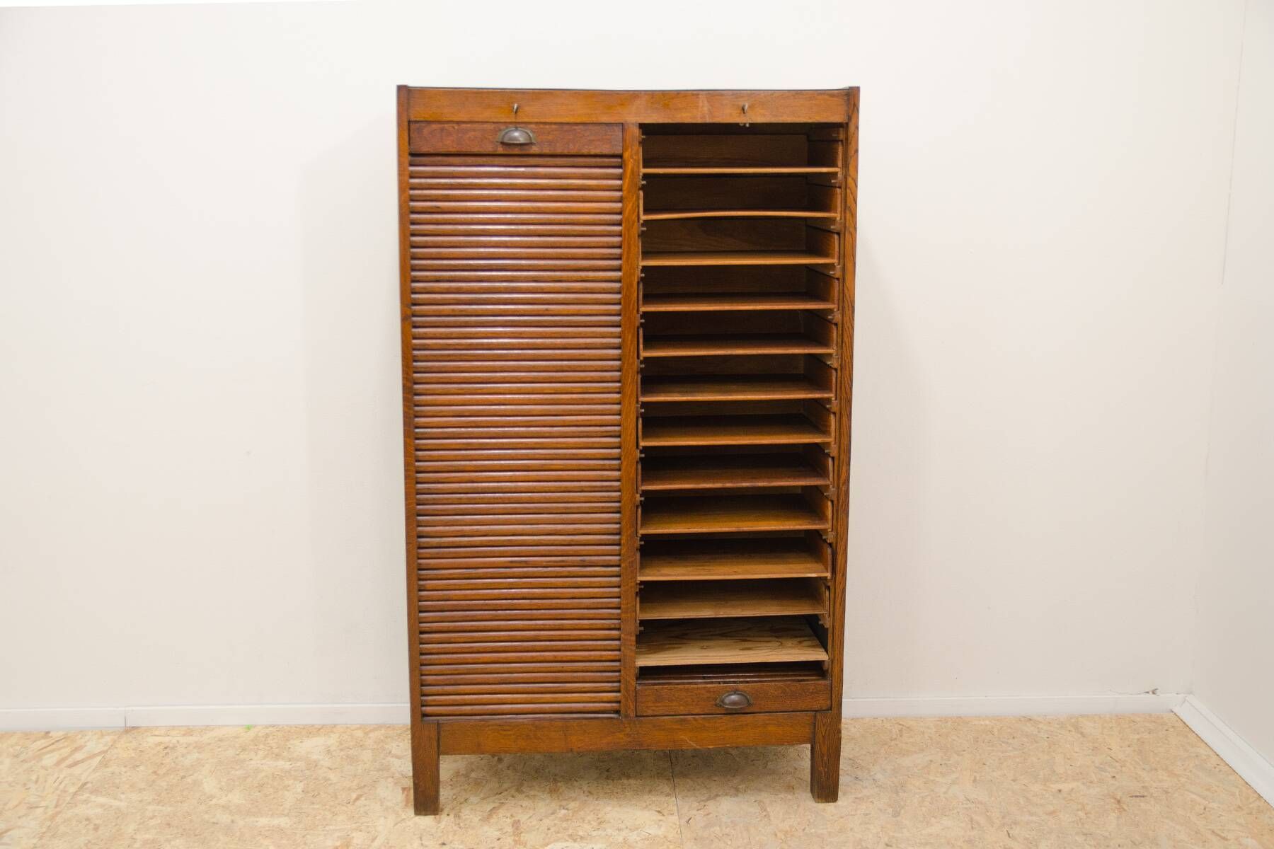 Armoire à stores moderniste, années 1930, Tchécoslovaquie