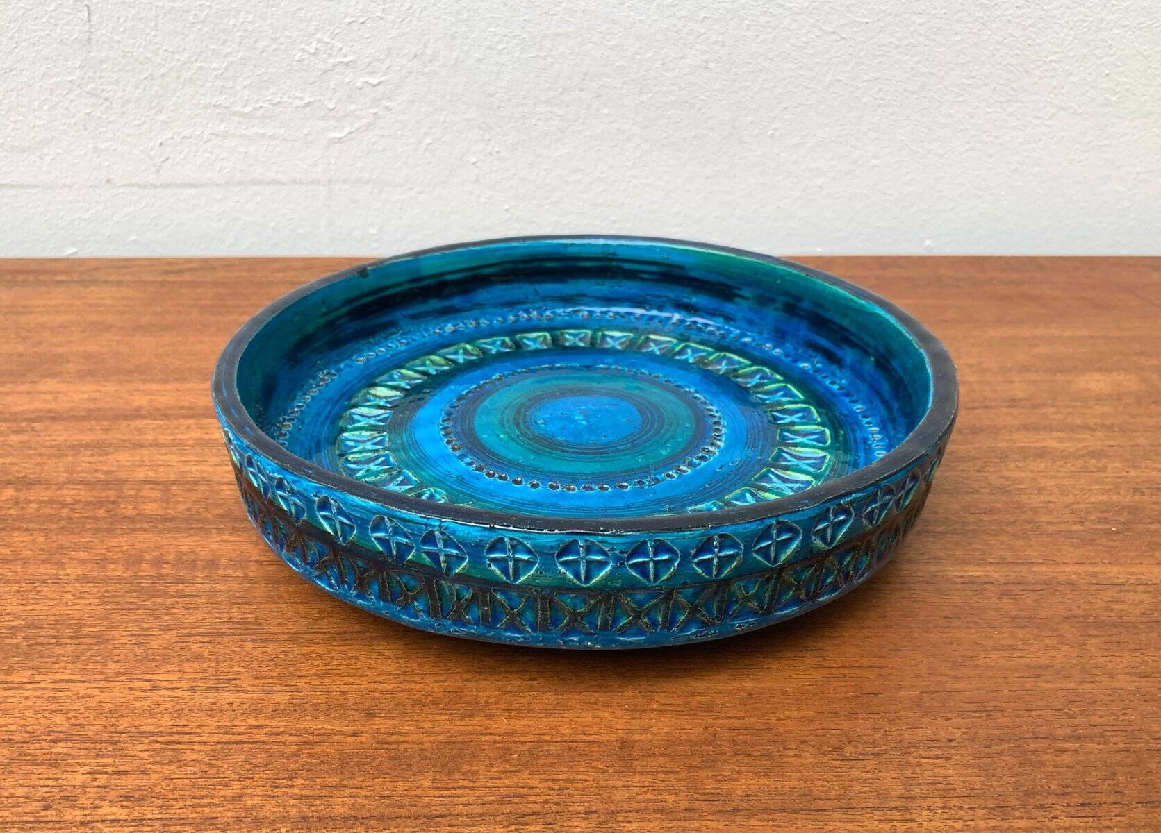 Large bowl in Rimini Blu pottery in mid-century style by Aldo Londi for Bitossi, Italy, 1960s.