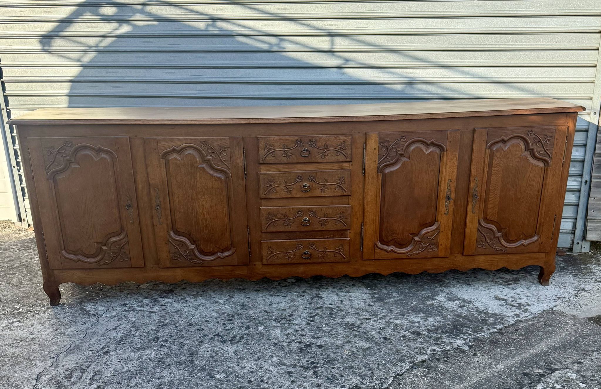 Enfilade picarde de style Louis XV en chêne massif