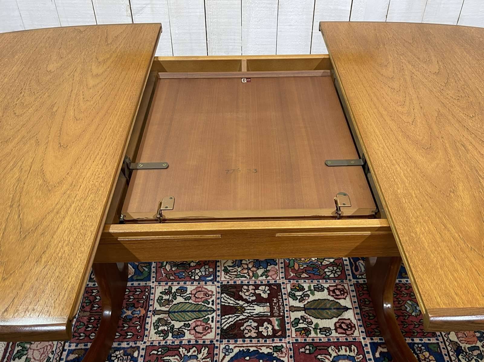 Table GPlan en teck des années 70 avec une allonge papillon