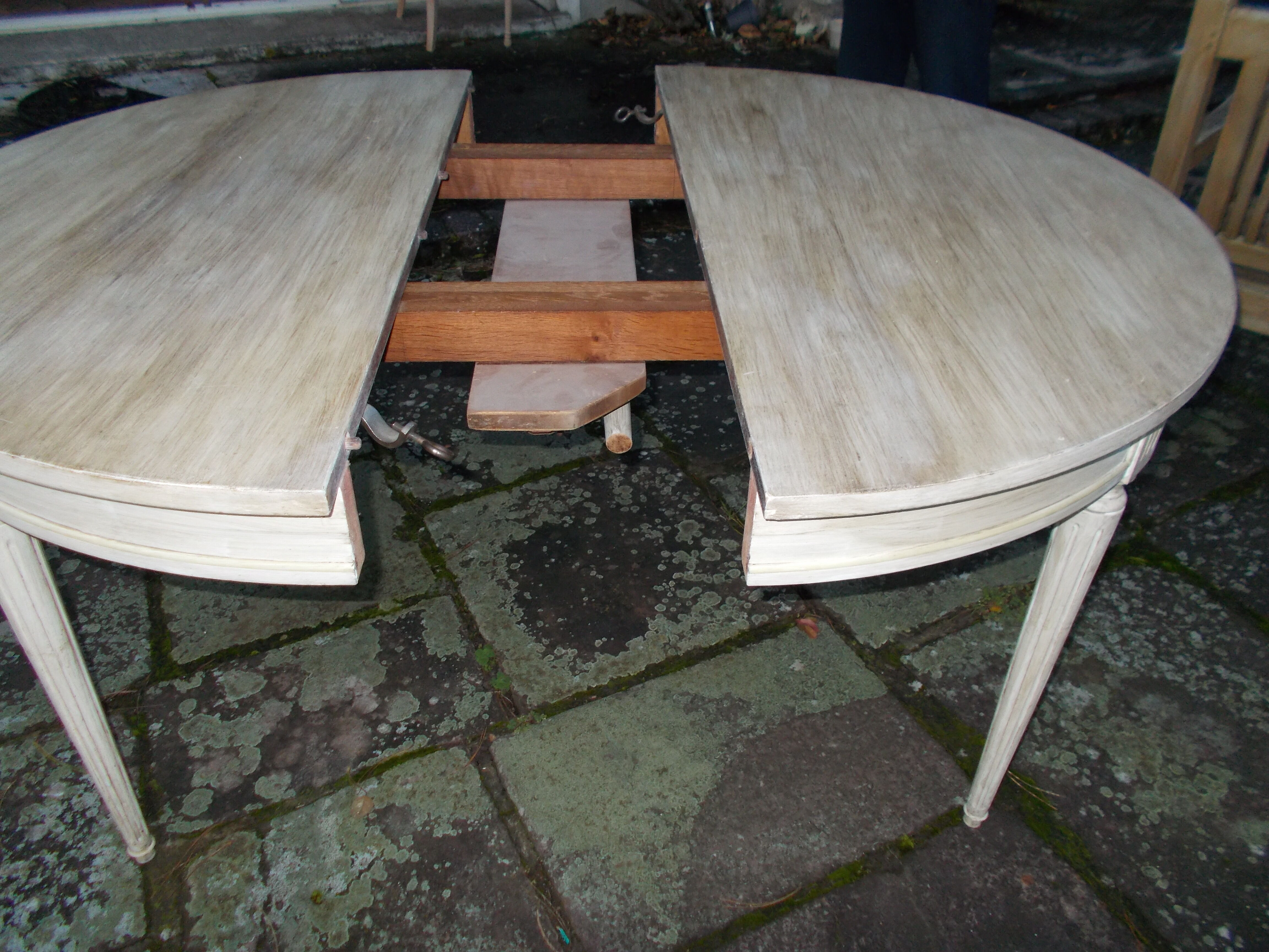 Table ronde Louis XVI skated