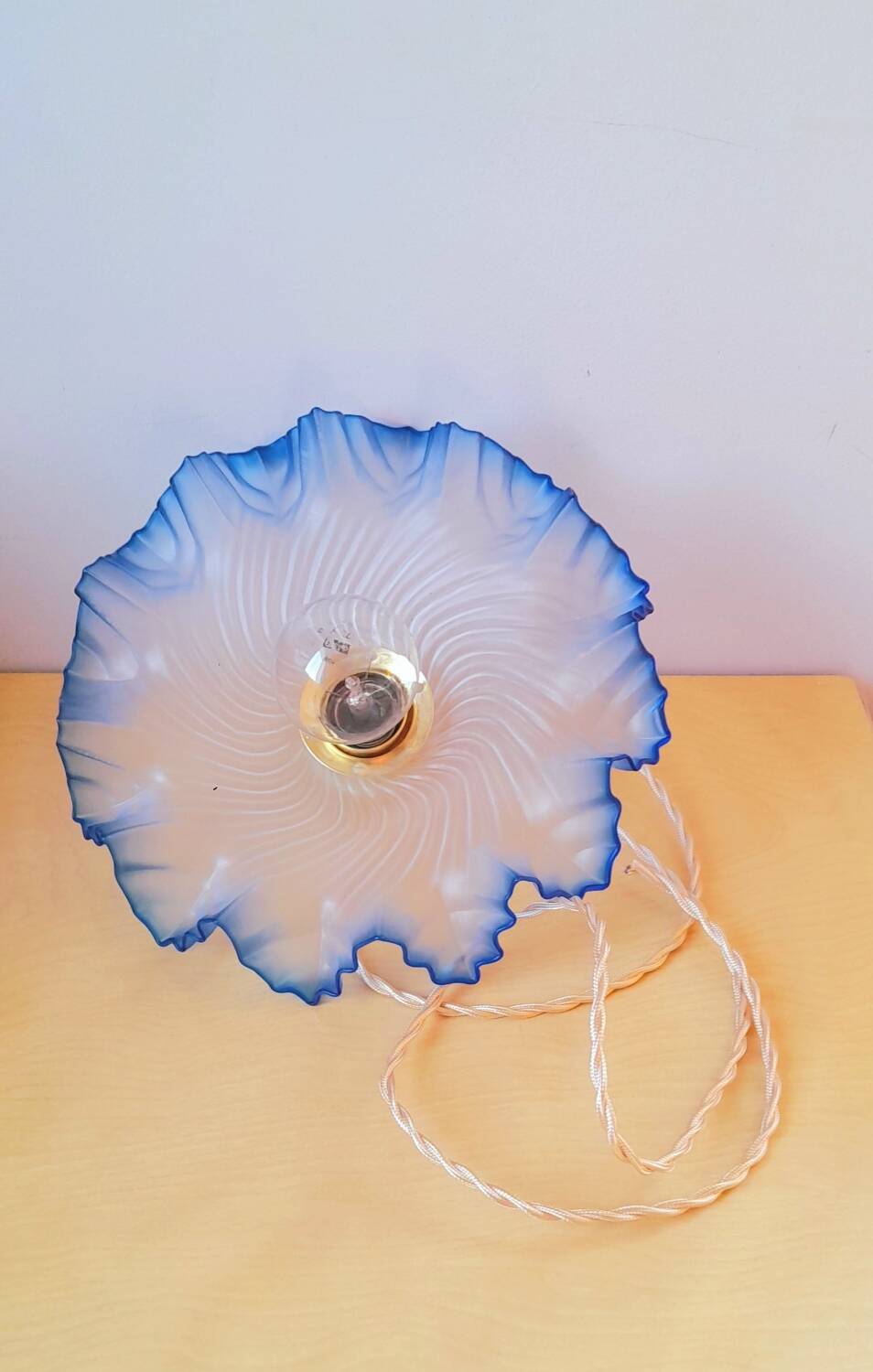 Suspension in opaline corolla from the 1930s