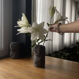 Vase en béton sculpté