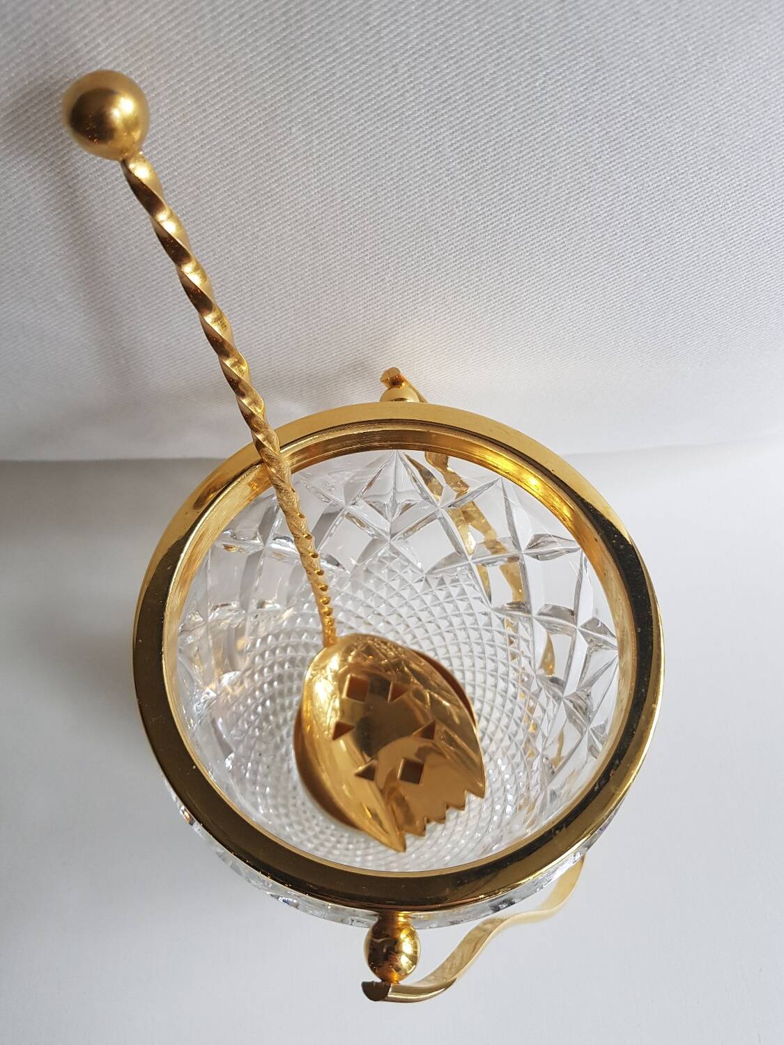 Seau à glace en cristal taillé du milieu du siècle Val Saint Lambert avec détails dorés et cuillère